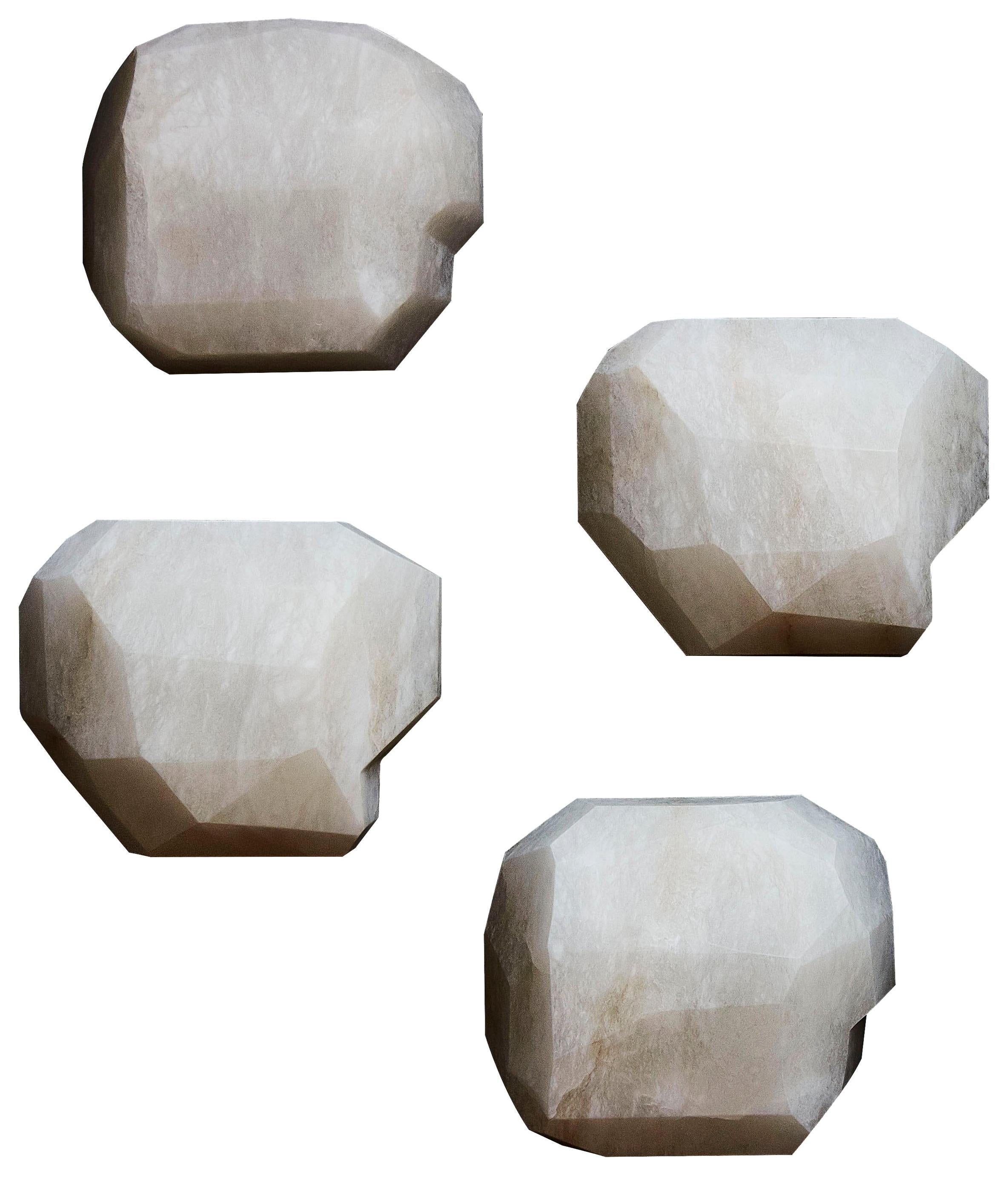 Monoliths Alabaster-Wandleuchter von Galerie Glustin Luminaires im Angebot