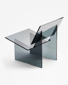Fauteuil « Monolog Invisible » de Glass Variations, en verre noir transparent