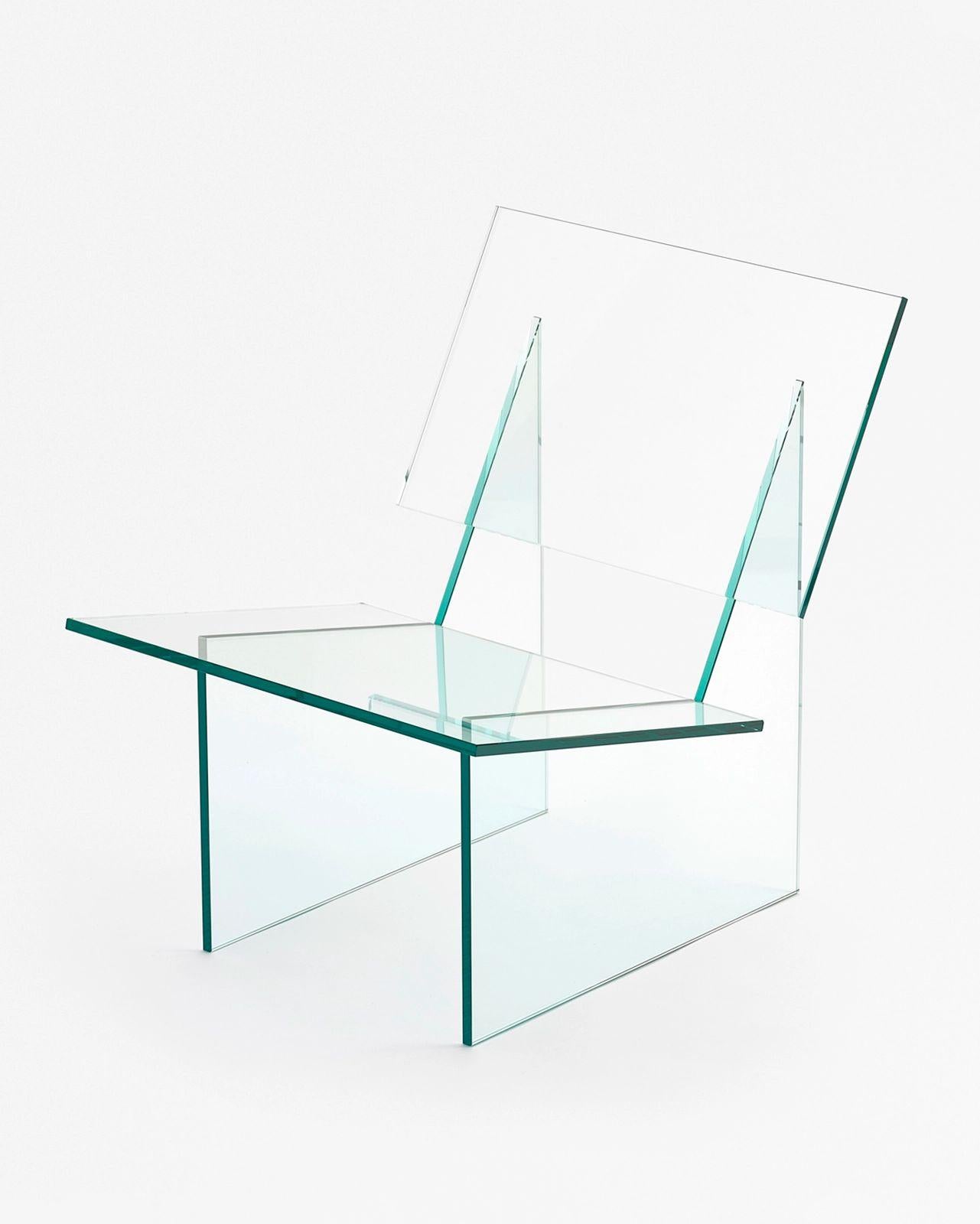 Sillón Monolog Invisible by Glass Variations
Dimensiones: P 55 x An 65 x Al 65 cm.
Materiales: Cristal templado.

¿Una silla de cristal?
Las 4 piezas que componen este extraordinario sillón se ensamblan a mano de forma invisible. La seguridad está