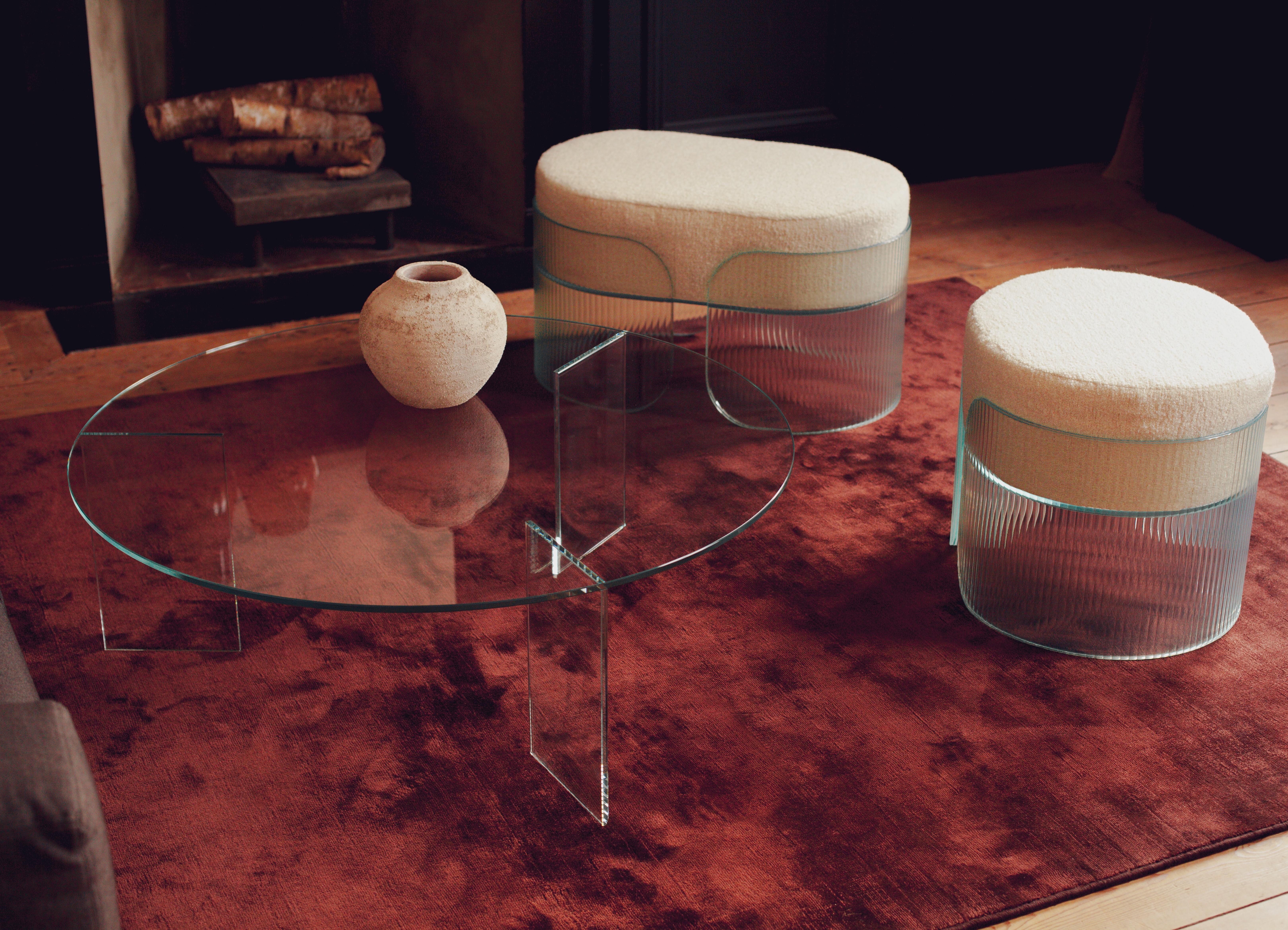 Table basse Monolog XL par Glass Variations
Dimensions : Ø 130 x H 35 cm : Ø 130 x H 35 cm.
Matériaux : Verre trempé.

Plateau rond de 1,3 m de diamètre et 3 pieds en verre, en verre trempé de 19 mm d'épaisseur. Le collage UV du plateau et de ses