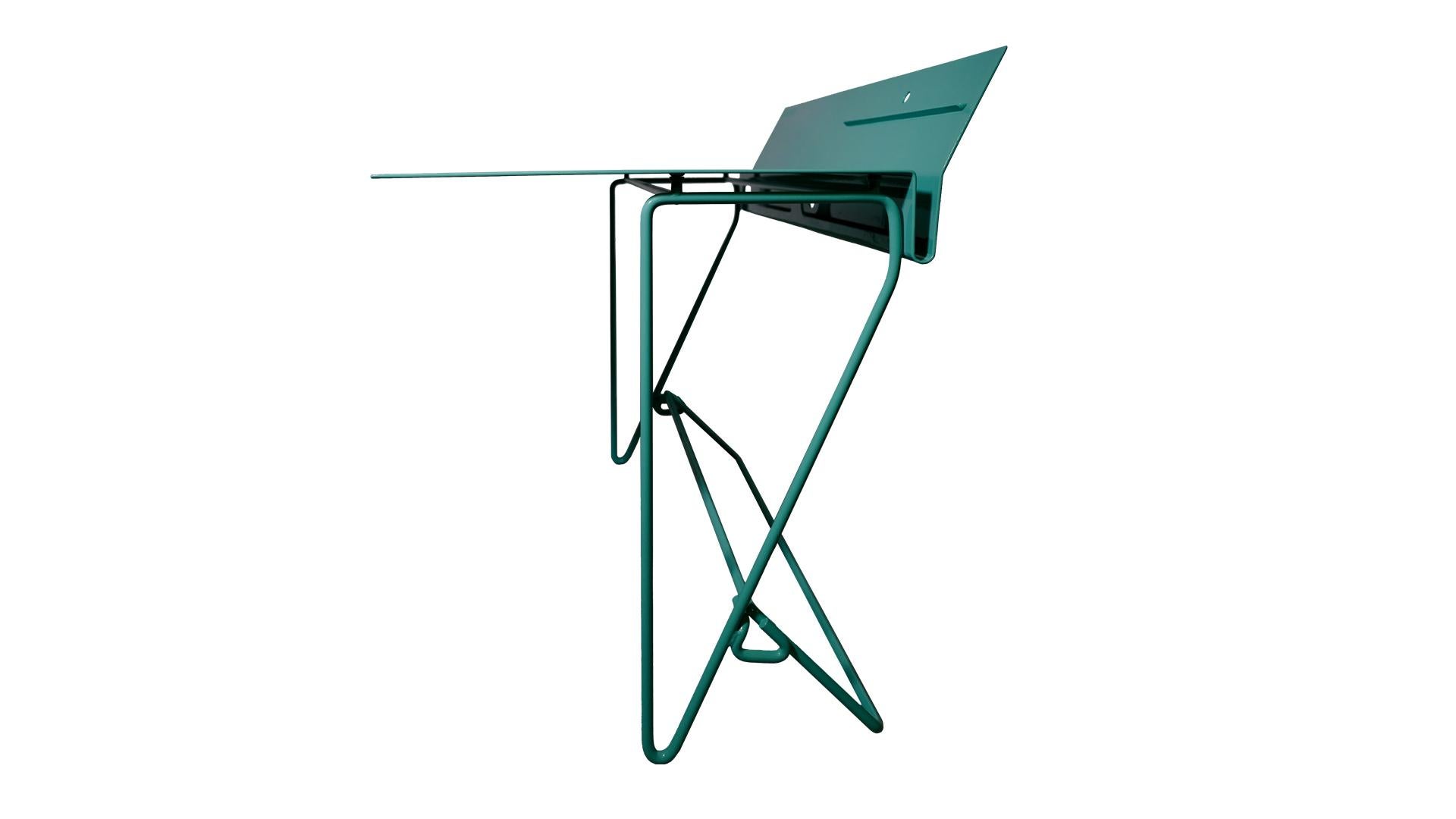 Zeitgenössischer italienischer Metallschreibtisch mit Ablageelementen und Kabellöchern.
 
Monoplano ist ein Schreibtisch, der aus der Beobachtung des Luftfahrtdesigns des 20. Jahrhunderts stammt. Sein Design ist ein durchgehendes Muster mit