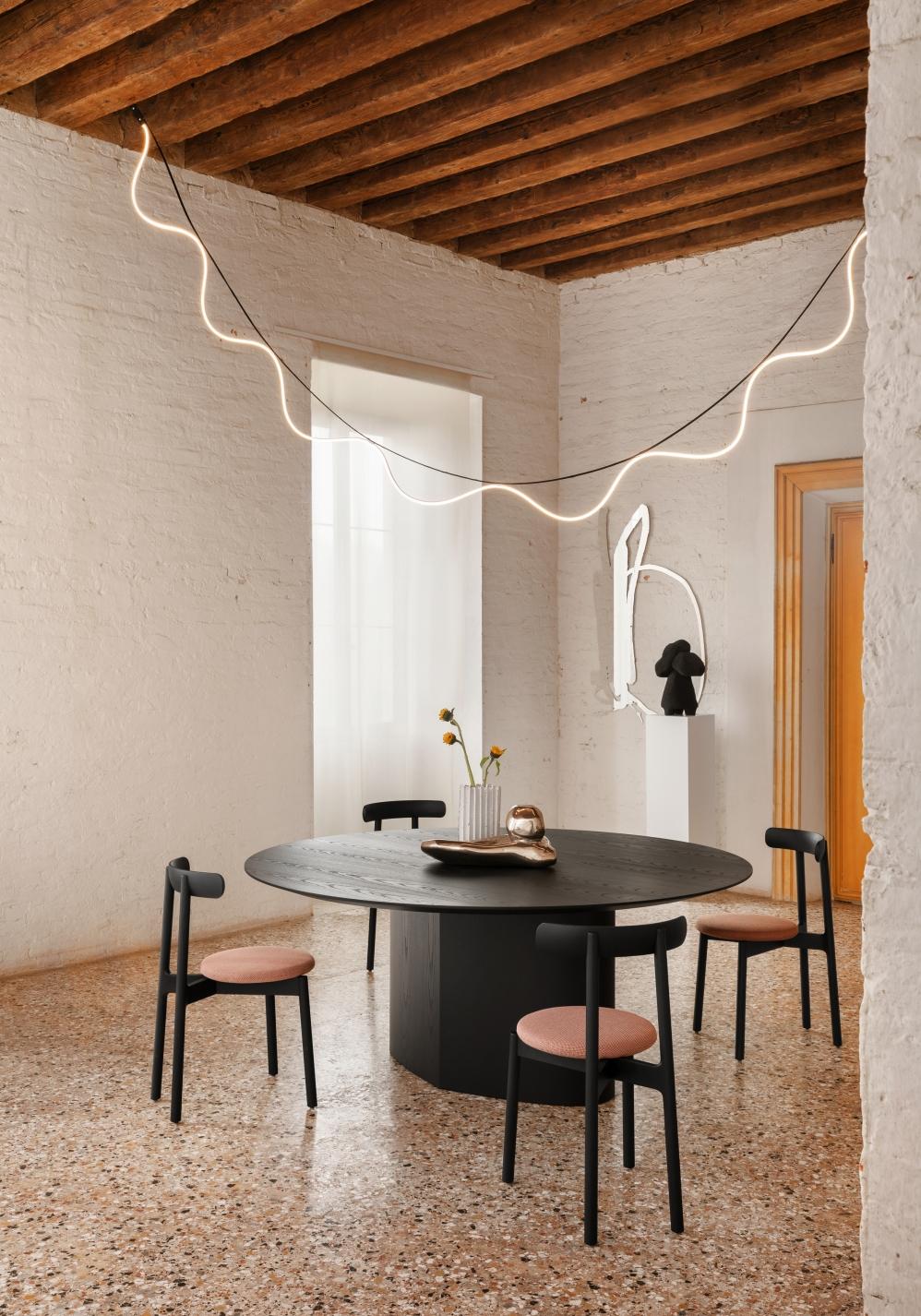 Monoplauto: just like Plauto, but with only one leg. Its characteristic leaf-shaped legs have merged into one, making the monolithic inspiration behind its design even more evident. Its solid base supports three different kinds of top: round, oval