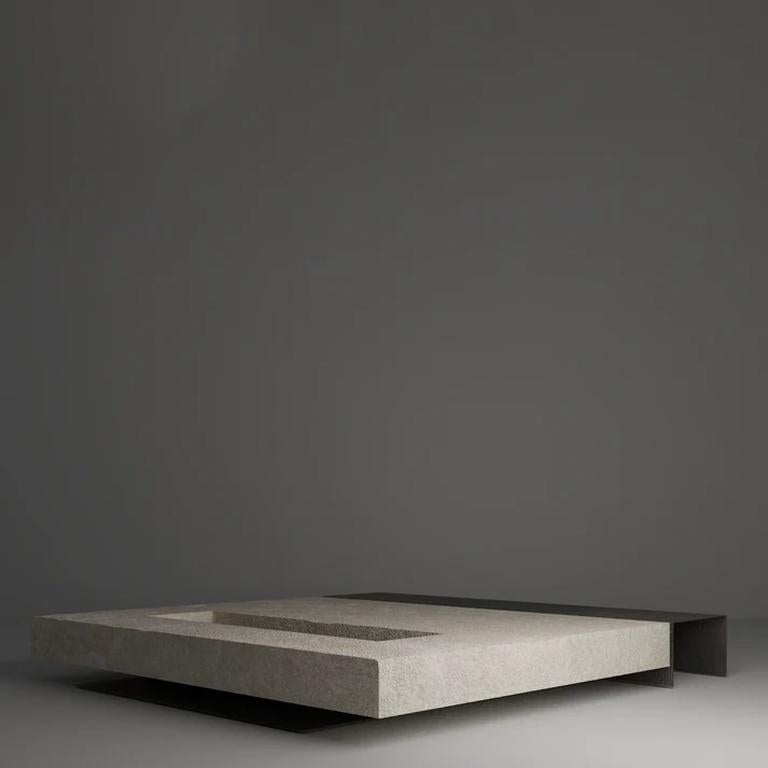 Célébration de la simplicité architecturale, la table basse Monos d'Essentia Home est conçue pour ceux qui apprécient l'esthétique raffinée et la profondeur sculpturale. Fabriquée avec un dessus en finition pierre, cette pièce d'apparat incarne le