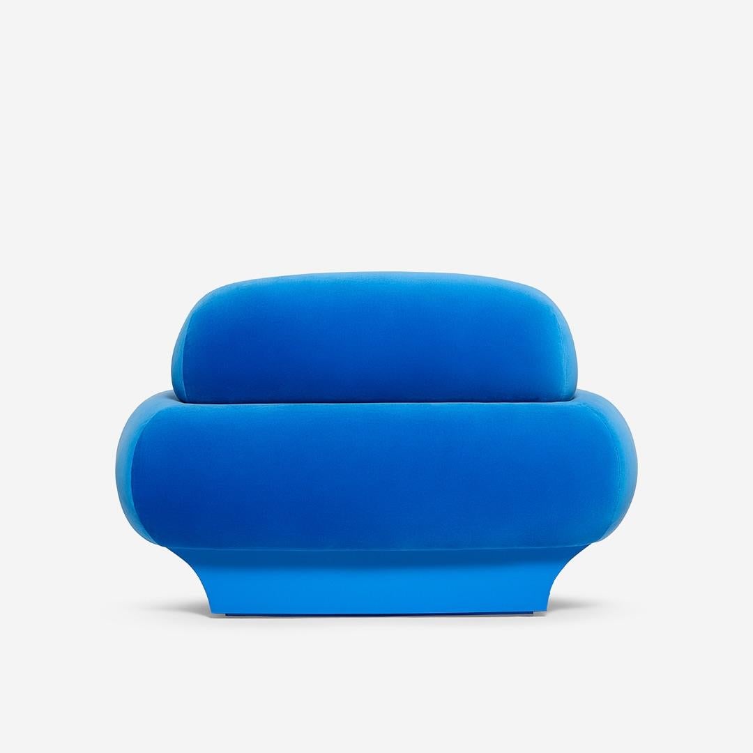 Monotone Blue Roy Armchair in Velvet with Matching Lacquered Base Moderno en venta