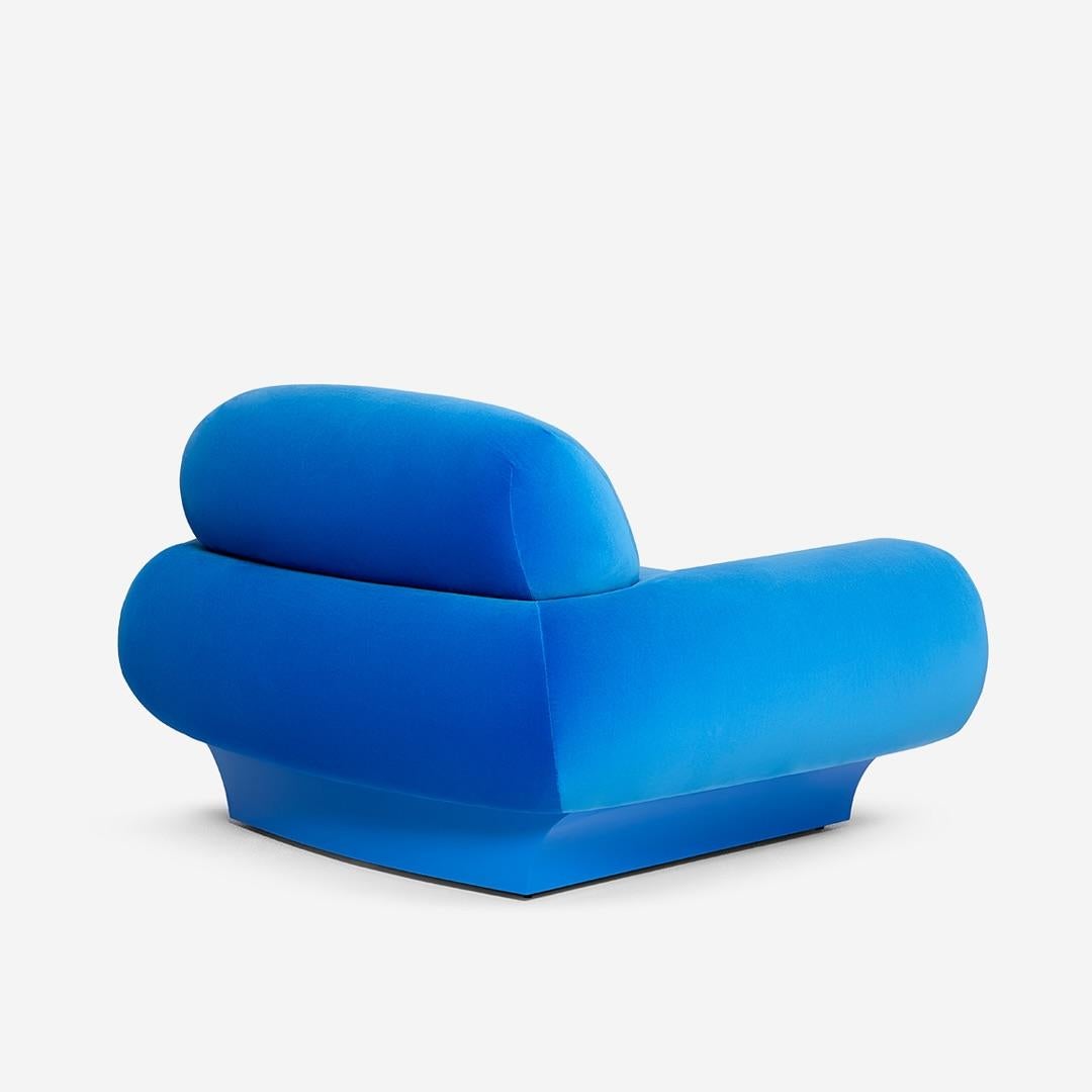 Monotone Blue Roy Armchair in Velvet with Matching Lacquered Base Portugués en venta