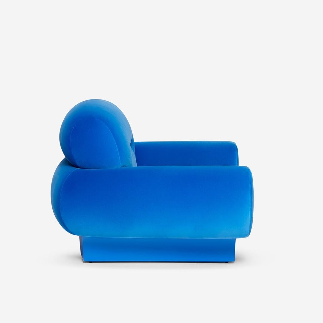 Monotone Blue Roy Armchair in Velvet with Matching Lacquered Base en Nuevo estado para la venta en NEW YORK, NY