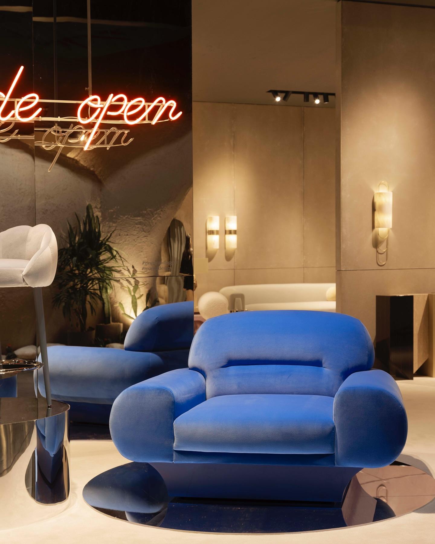 Monotone Blue Roy Armchair in Velvet with Matching Lacquered Base Terciopelo en venta