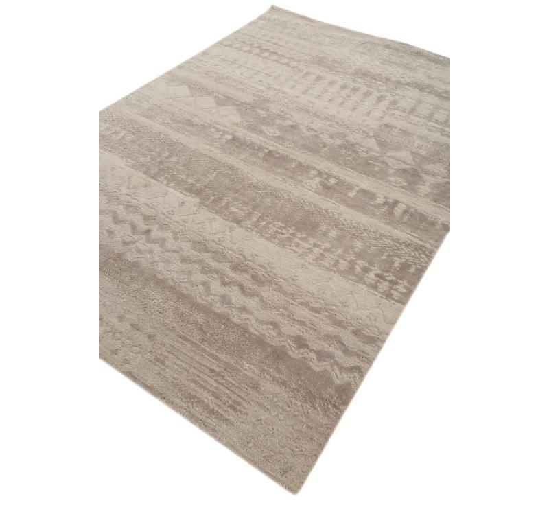 Questo bellissimo tappeto fatto a mano è un capolavoro raffinato che fonde perfettamente l'artigianato tradizionale con un'estetica contemporanea. Una delle più belle creazioni della nostra collezione Weaver Art Reserve, questo tappeto sfoggia un
