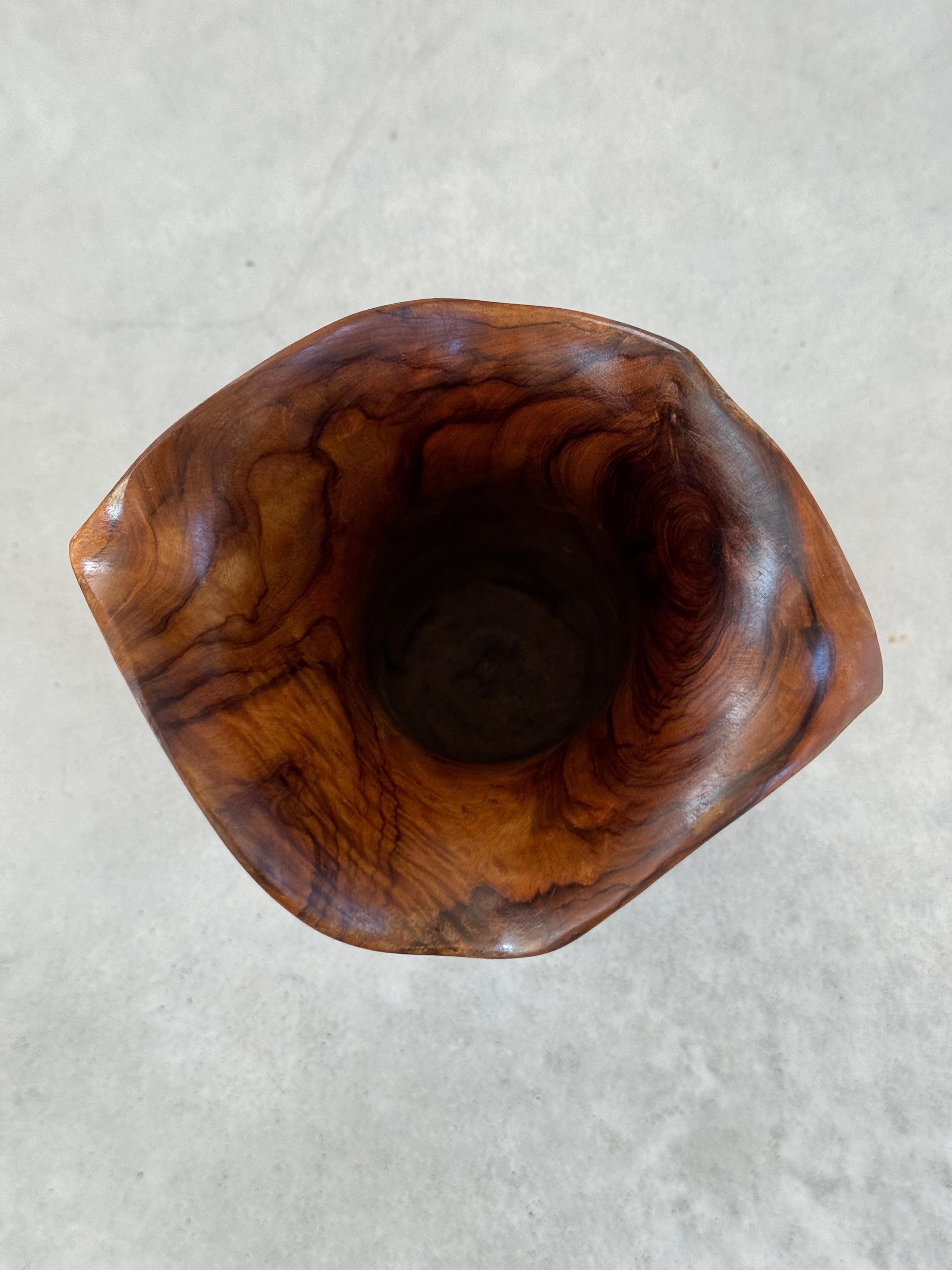 Madera de olivo monóxilo,  Arte popular francés, estilo Alexandre Noll, hacia la década de 1950 Tallado a mano en venta
