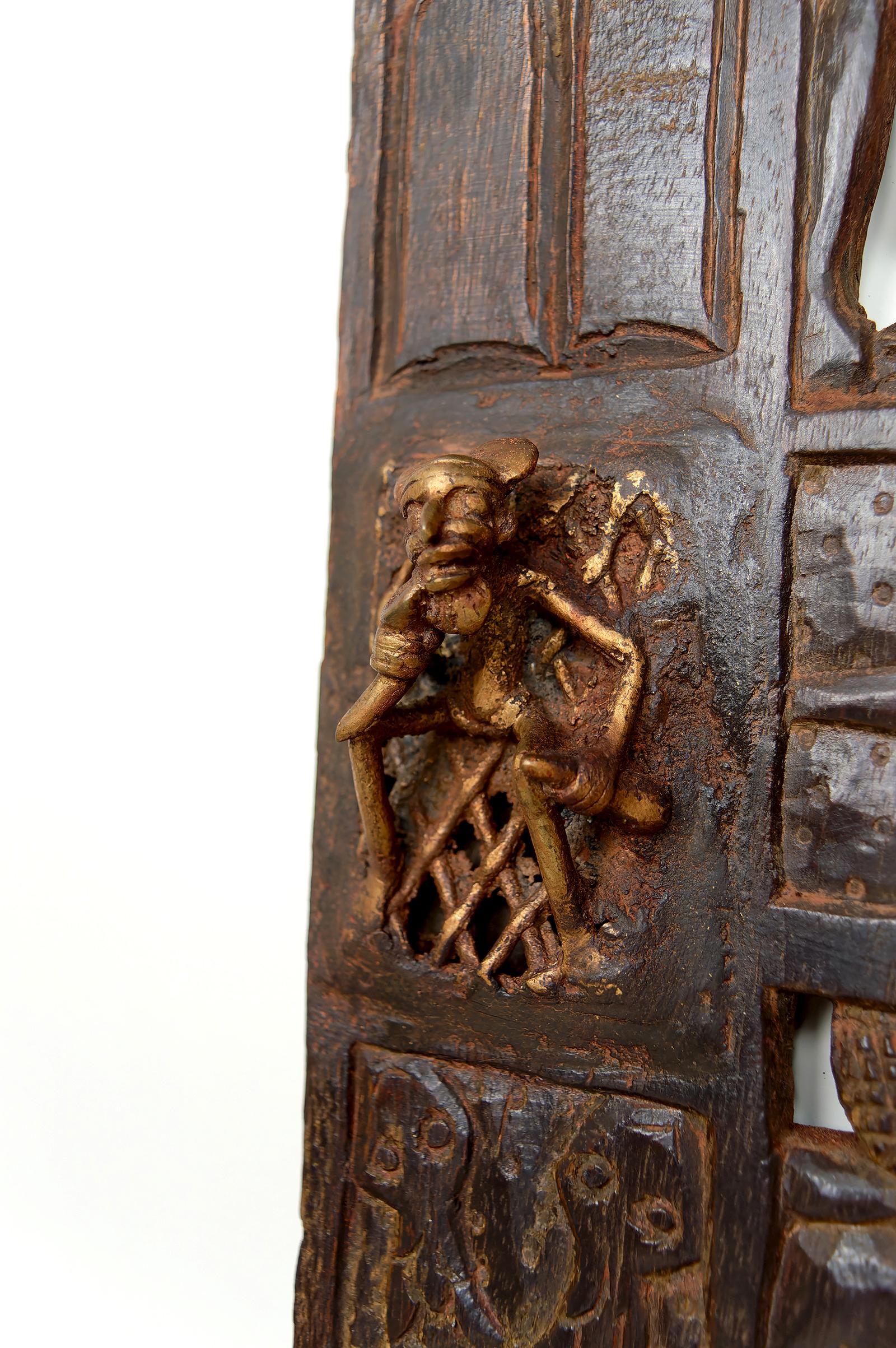 Porte africaine monoxyle sculptée et ornée de bronze, chef Bamoun, Cameroun en vente 2