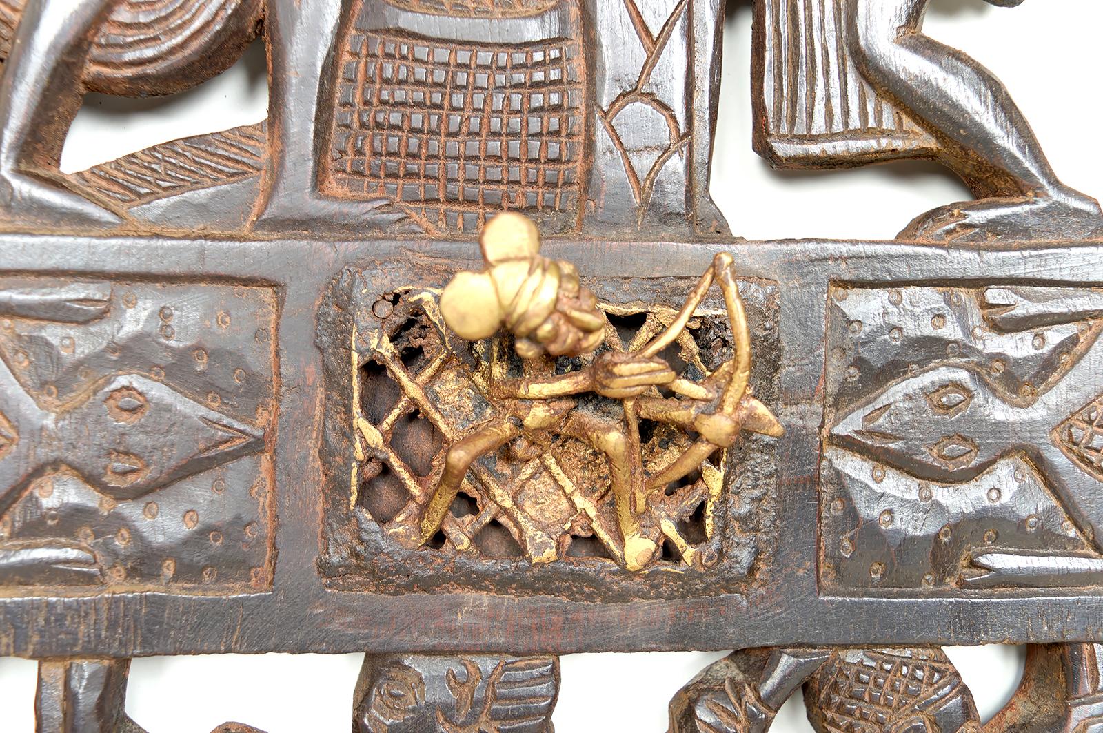 Porte africaine monoxyle sculptée et ornée de bronze, chef Bamoun, Cameroun en vente 3