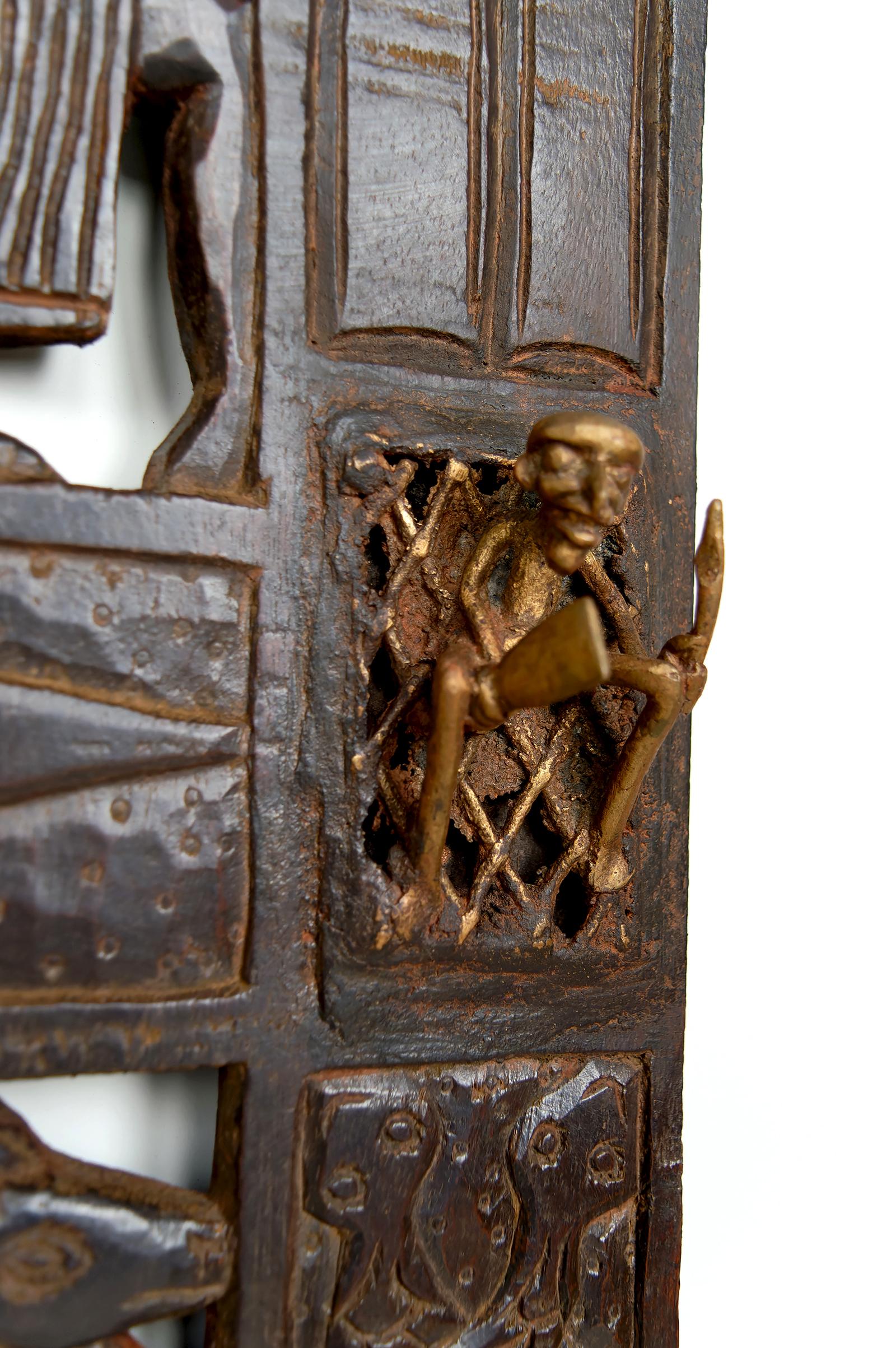Porte africaine monoxyle sculptée et ornée de bronze, chef Bamoun, Cameroun en vente 4
