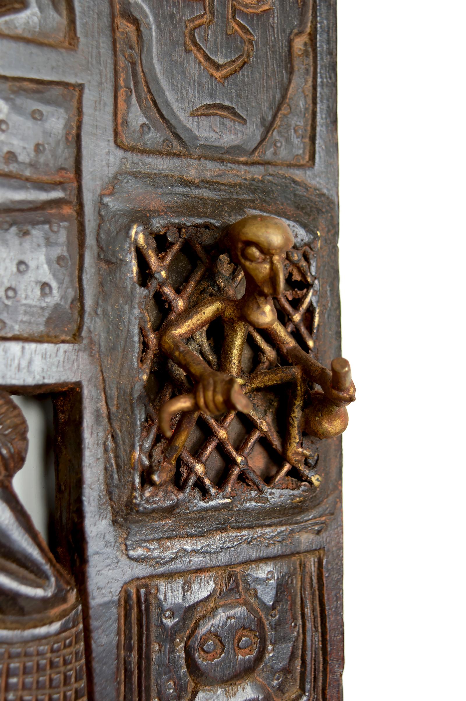 Porte africaine monoxyle sculptée et ornée de bronze, chef Bamoun, Cameroun en vente 5
