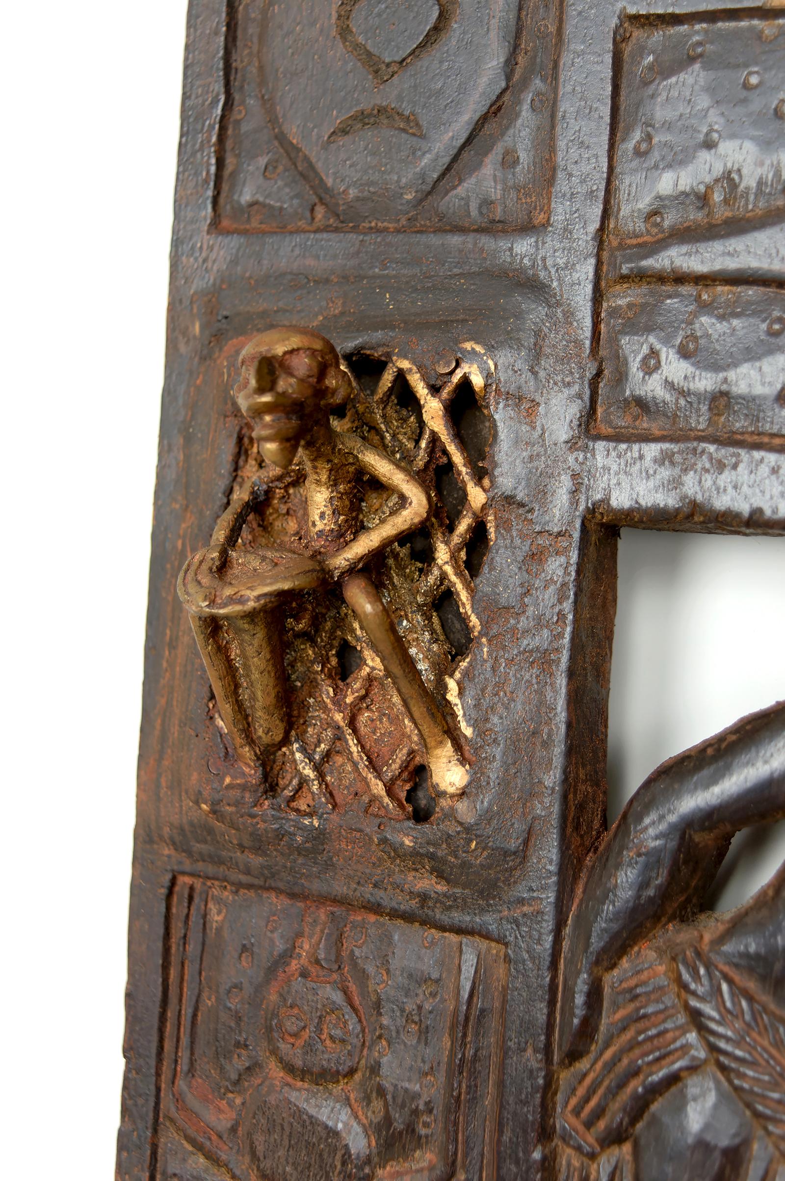 Porte africaine monoxyle sculptée et ornée de bronze, chef Bamoun, Cameroun en vente 6