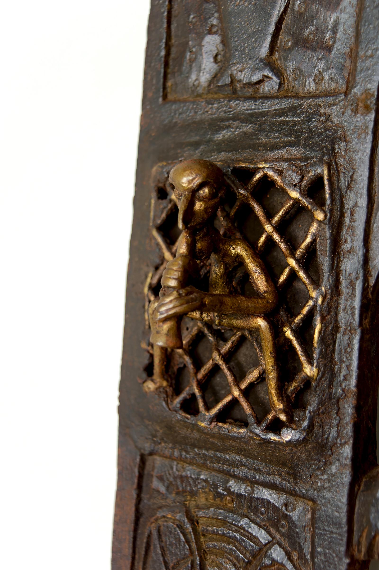 Porte africaine monoxyle sculptée et ornée de bronze, chef Bamoun, Cameroun en vente 7