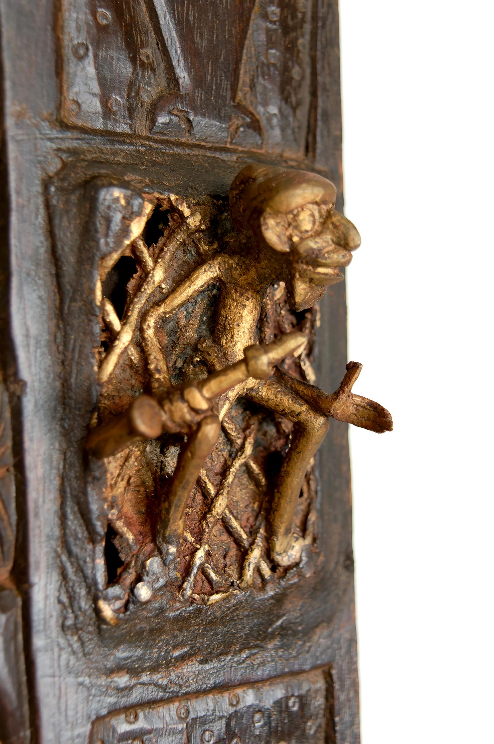 Porte africaine monoxyle sculptée et ornée de bronze, chef Bamoun, Cameroun en vente 8