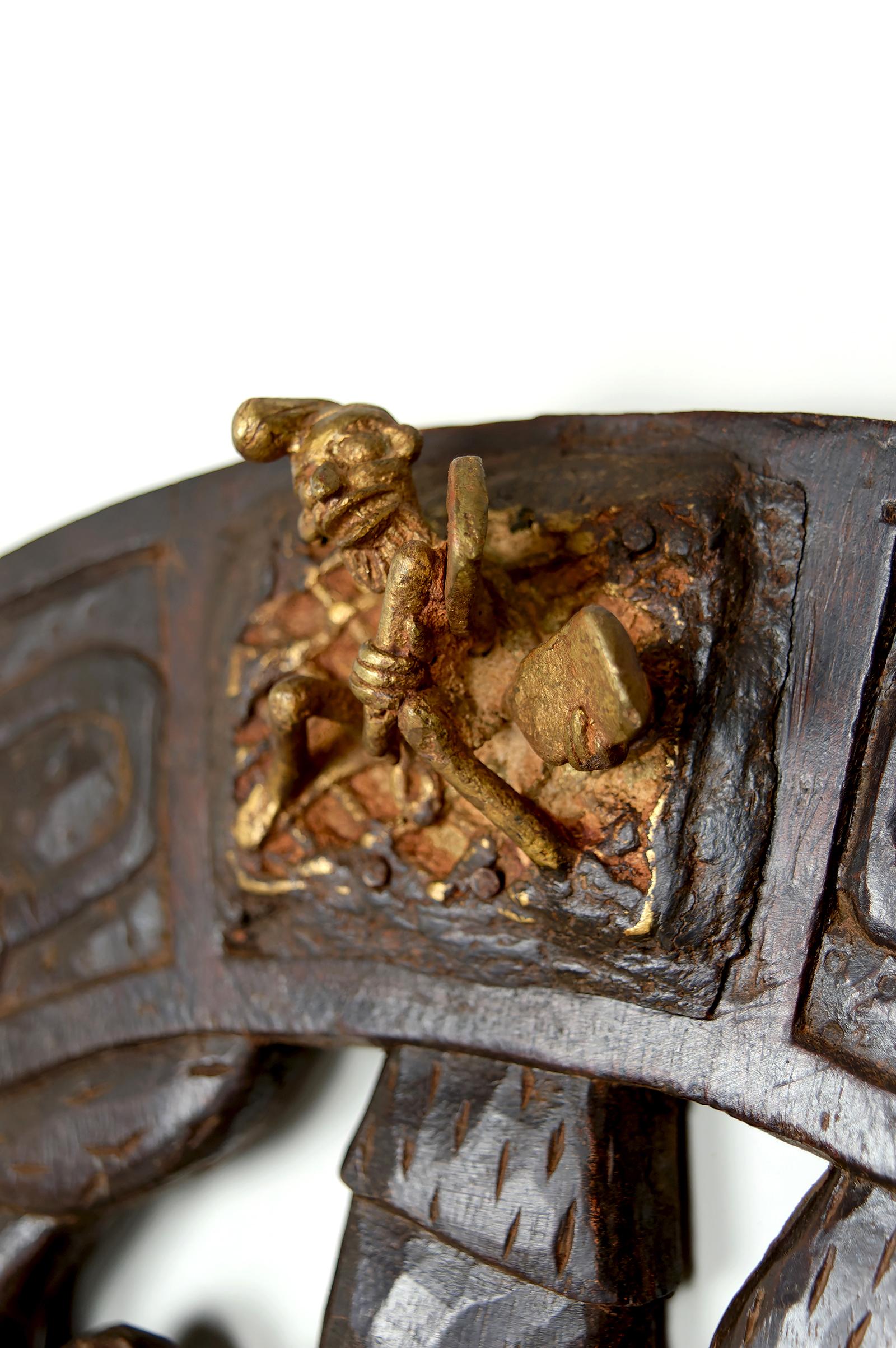 Porte africaine monoxyle sculptée et ornée de bronze, chef Bamoun, Cameroun en vente 9
