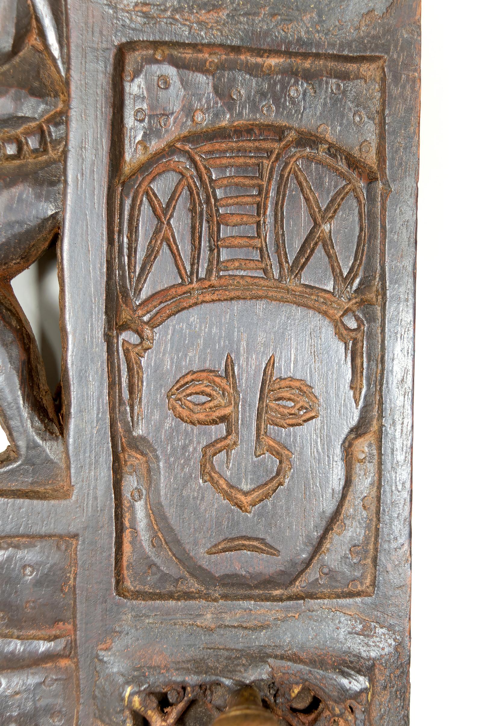 Porte africaine monoxyle sculptée et ornée de bronze, chef Bamoun, Cameroun en vente 11