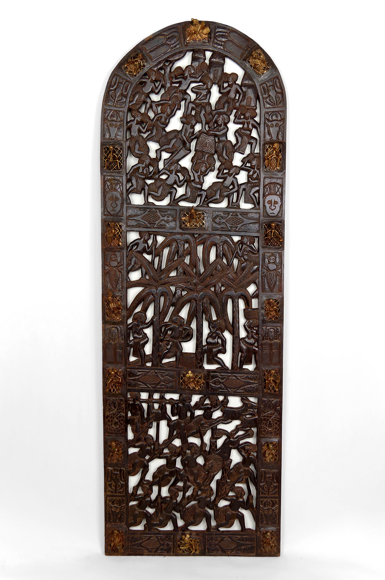 Porte africaine monoxyle sculptée et ornée de bronze - Chef Bamoun, Cameroun, début du 20e siècle

Pièce exceptionnelle - Art tribal africain - Objet de prestige

Cette porte africaine monoxyle, sculptée dans du bois massif, est une pièce unique et