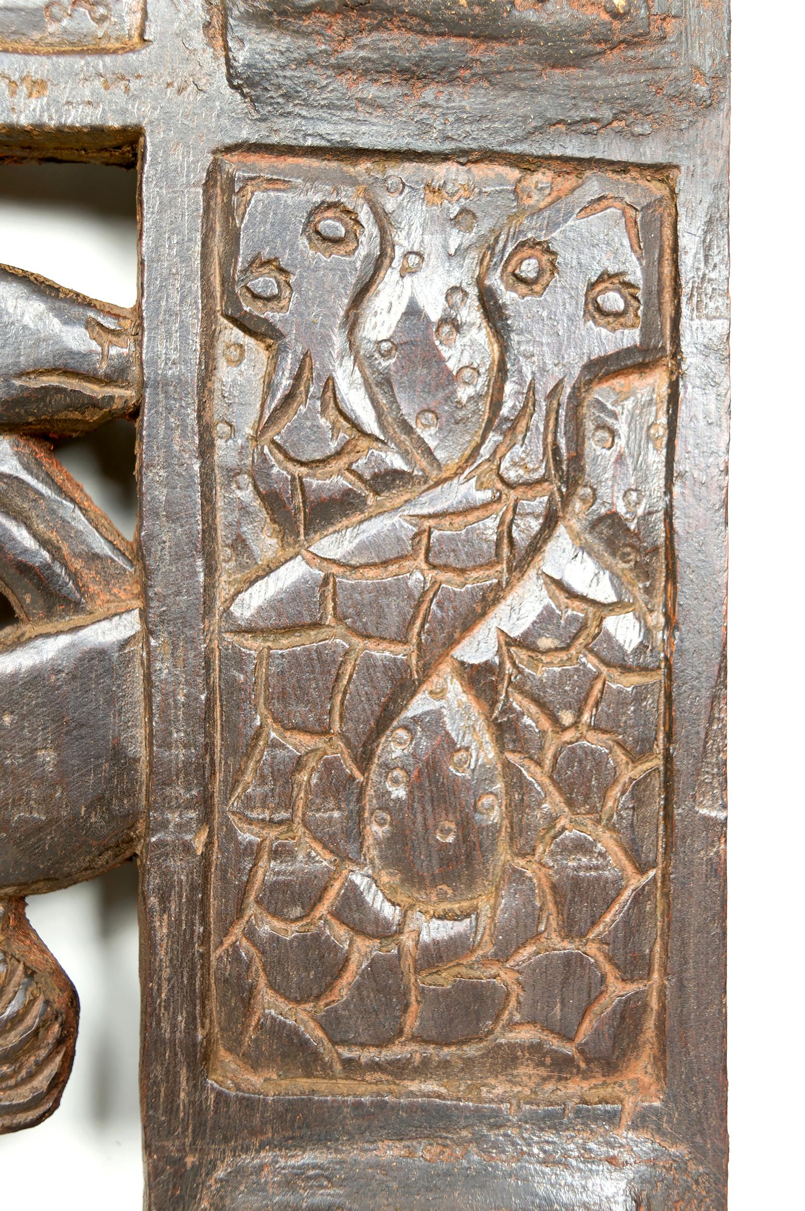 Porte africaine monoxyle sculptée et ornée de bronze, chef Bamoun, Cameroun en vente 12