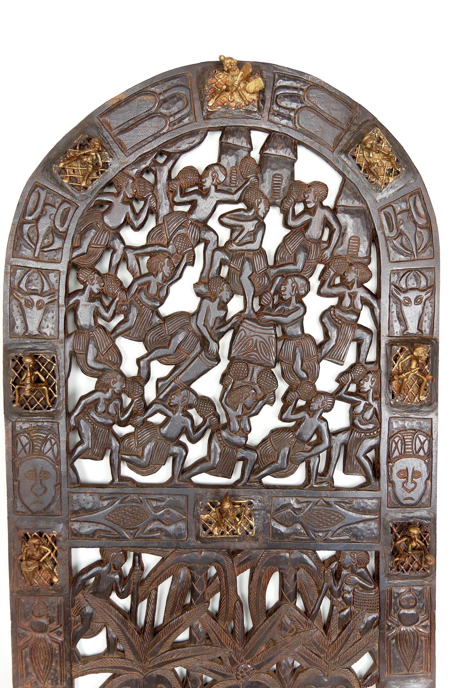 Tribal Porte africaine monoxyle sculptée et ornée de bronze, chef Bamoun, Cameroun en vente
