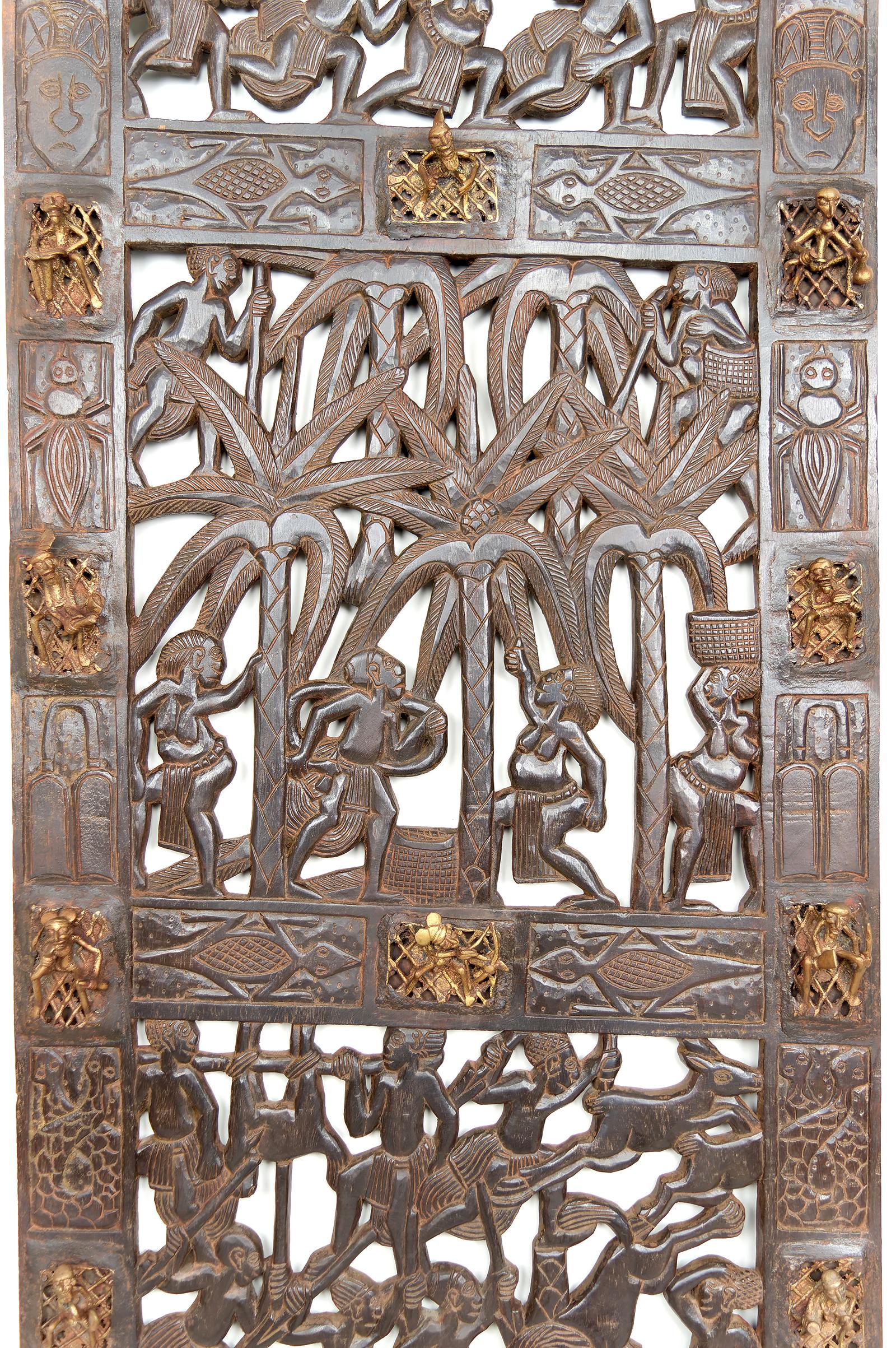 Camerounais Porte africaine monoxyle sculptée et ornée de bronze, chef Bamoun, Cameroun en vente