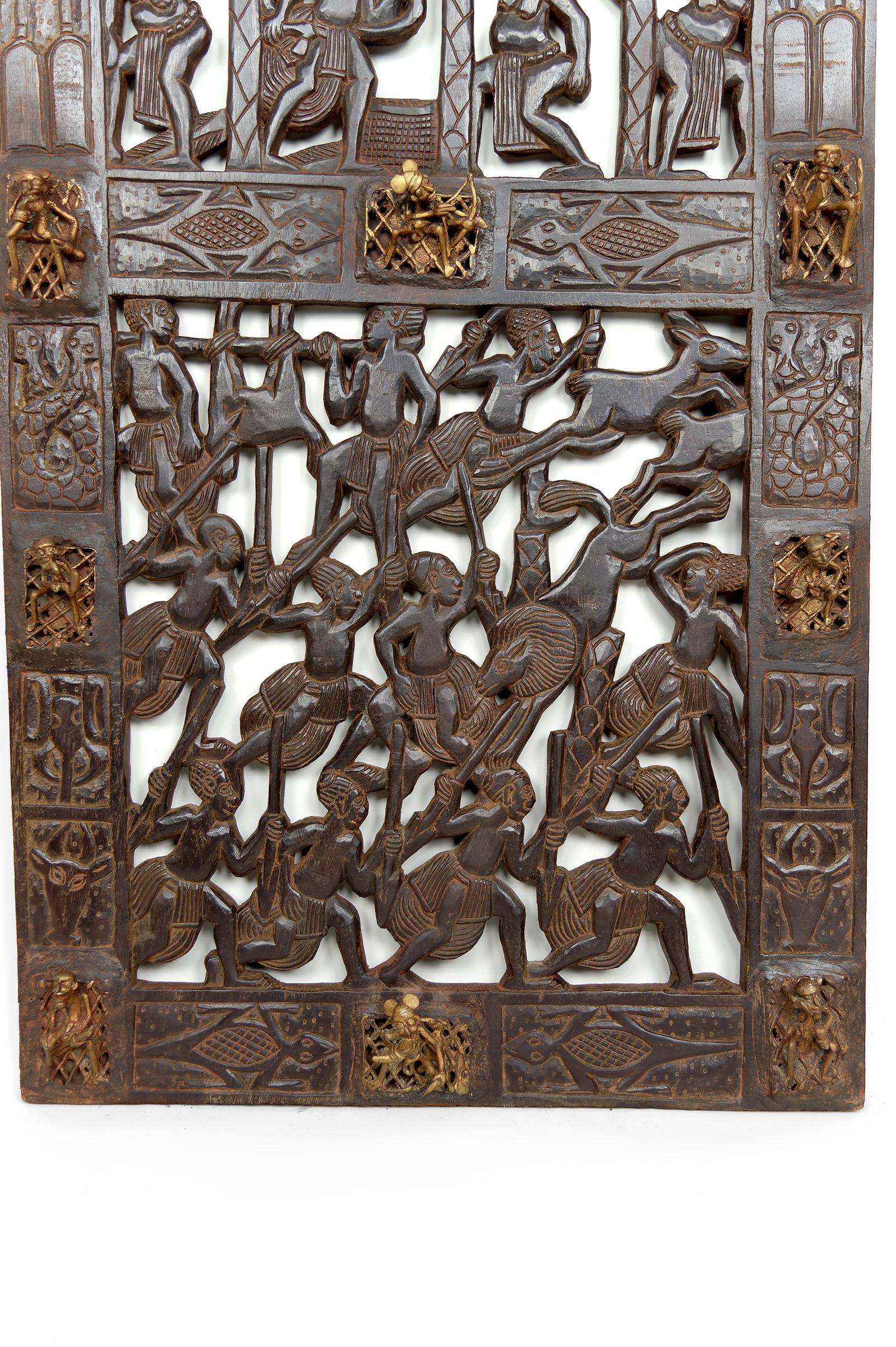 Sculpté Porte africaine monoxyle sculptée et ornée de bronze, chef Bamoun, Cameroun en vente