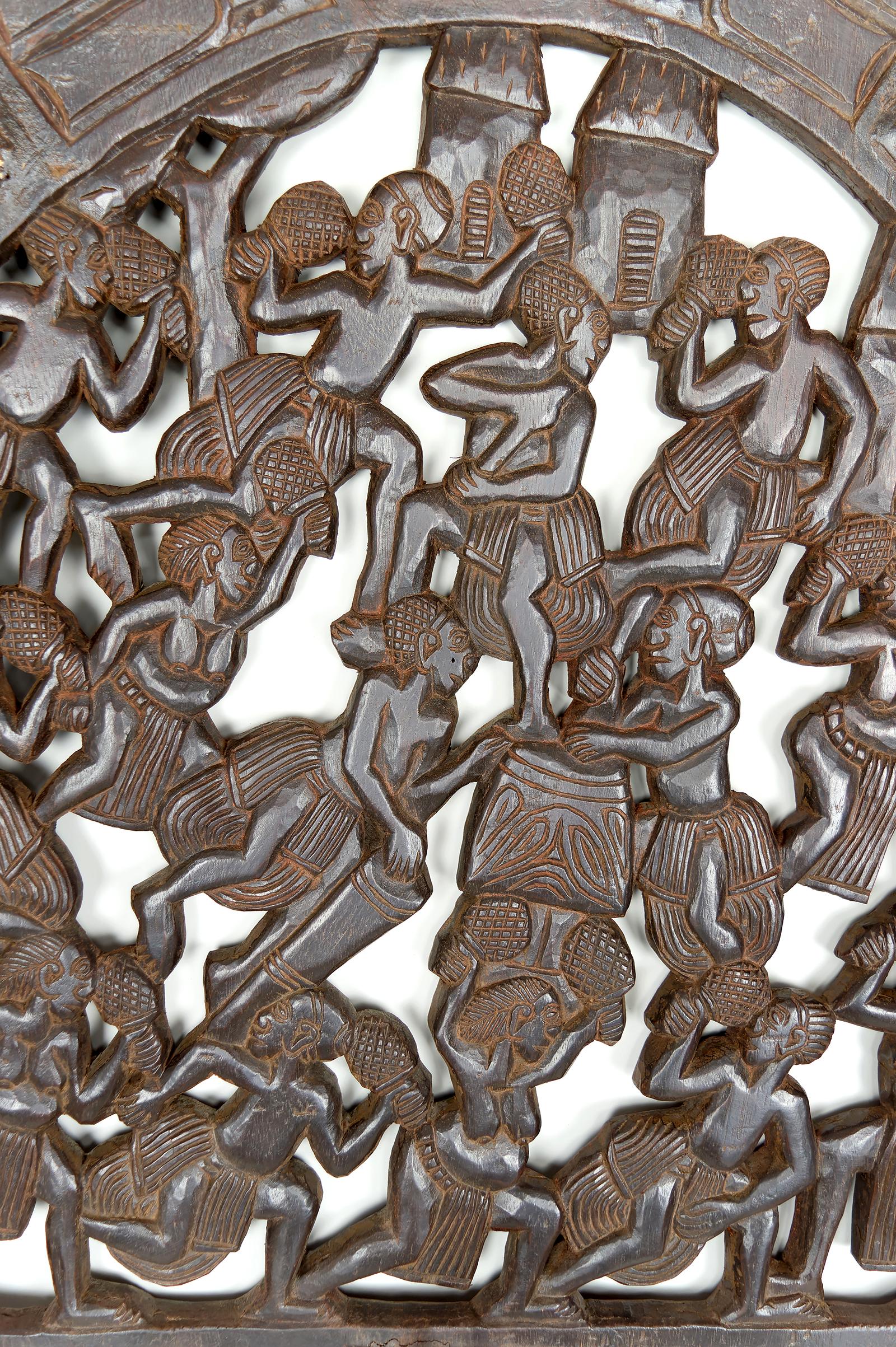 Porte africaine monoxyle sculptée et ornée de bronze, chef Bamoun, Cameroun Bon état - En vente à VÉZELAY, FR