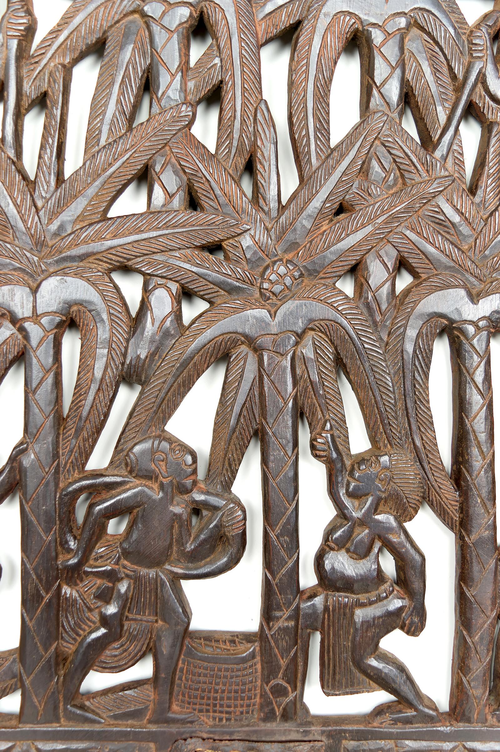 20ième siècle Porte africaine monoxyle sculptée et ornée de bronze, chef Bamoun, Cameroun en vente