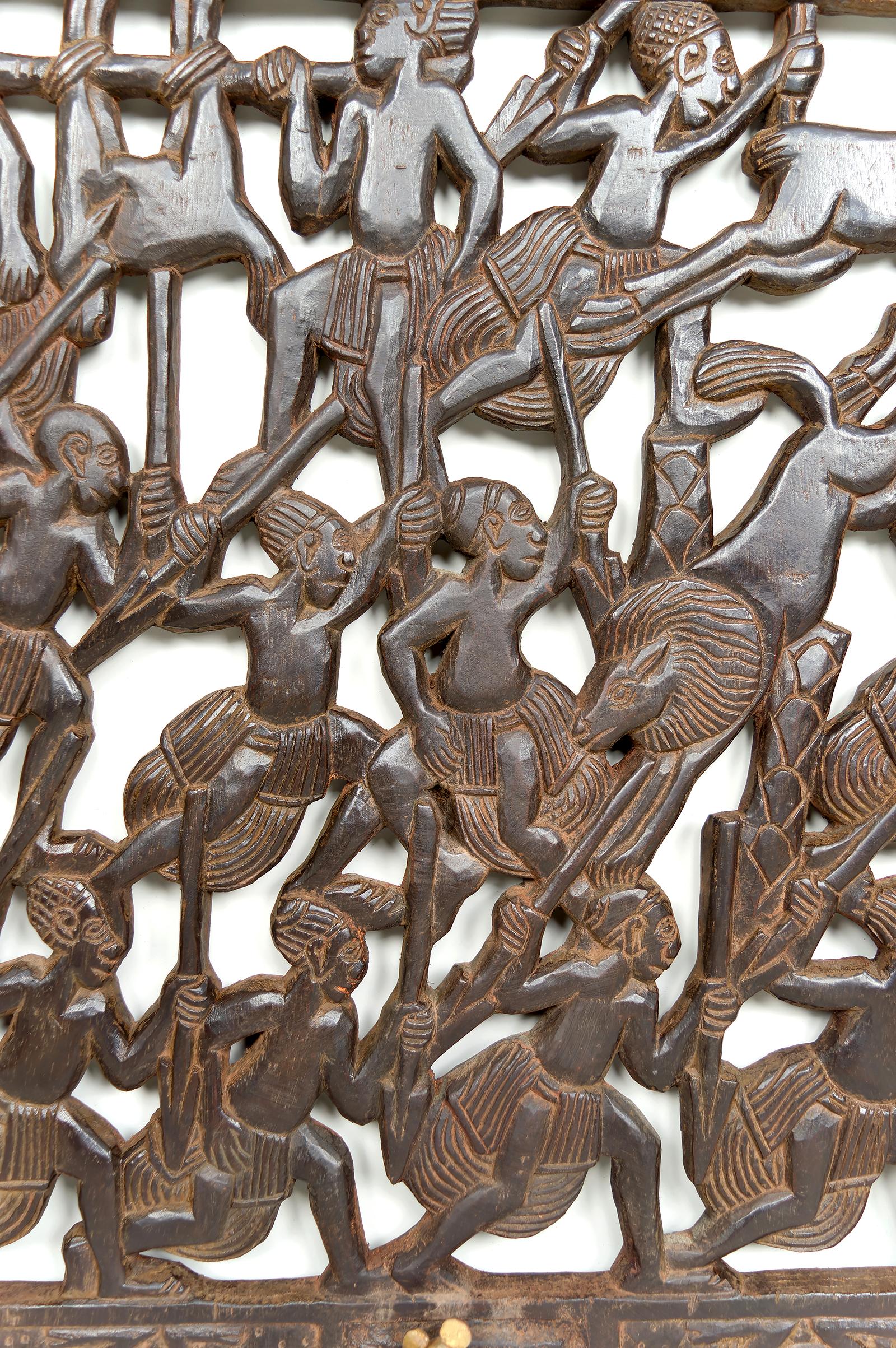 Métal Porte africaine monoxyle sculptée et ornée de bronze, chef Bamoun, Cameroun en vente