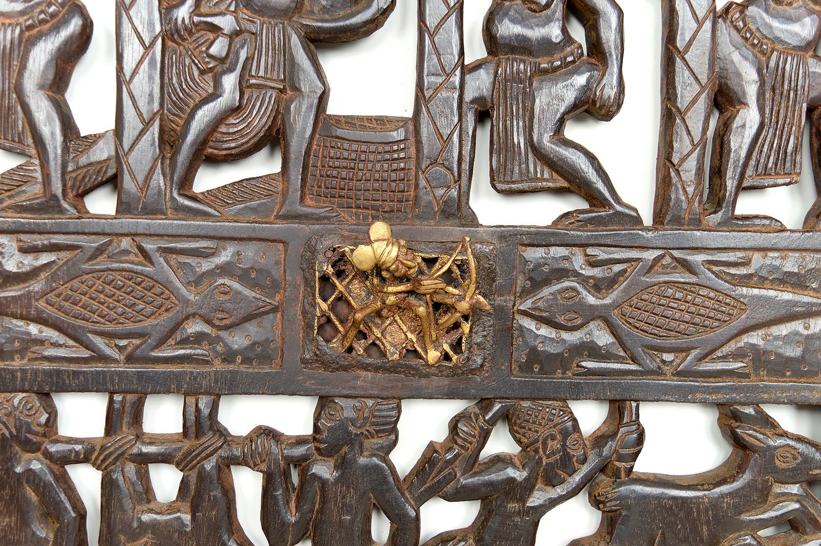 Porte africaine monoxyle sculptée et ornée de bronze, chef Bamoun, Cameroun en vente 1