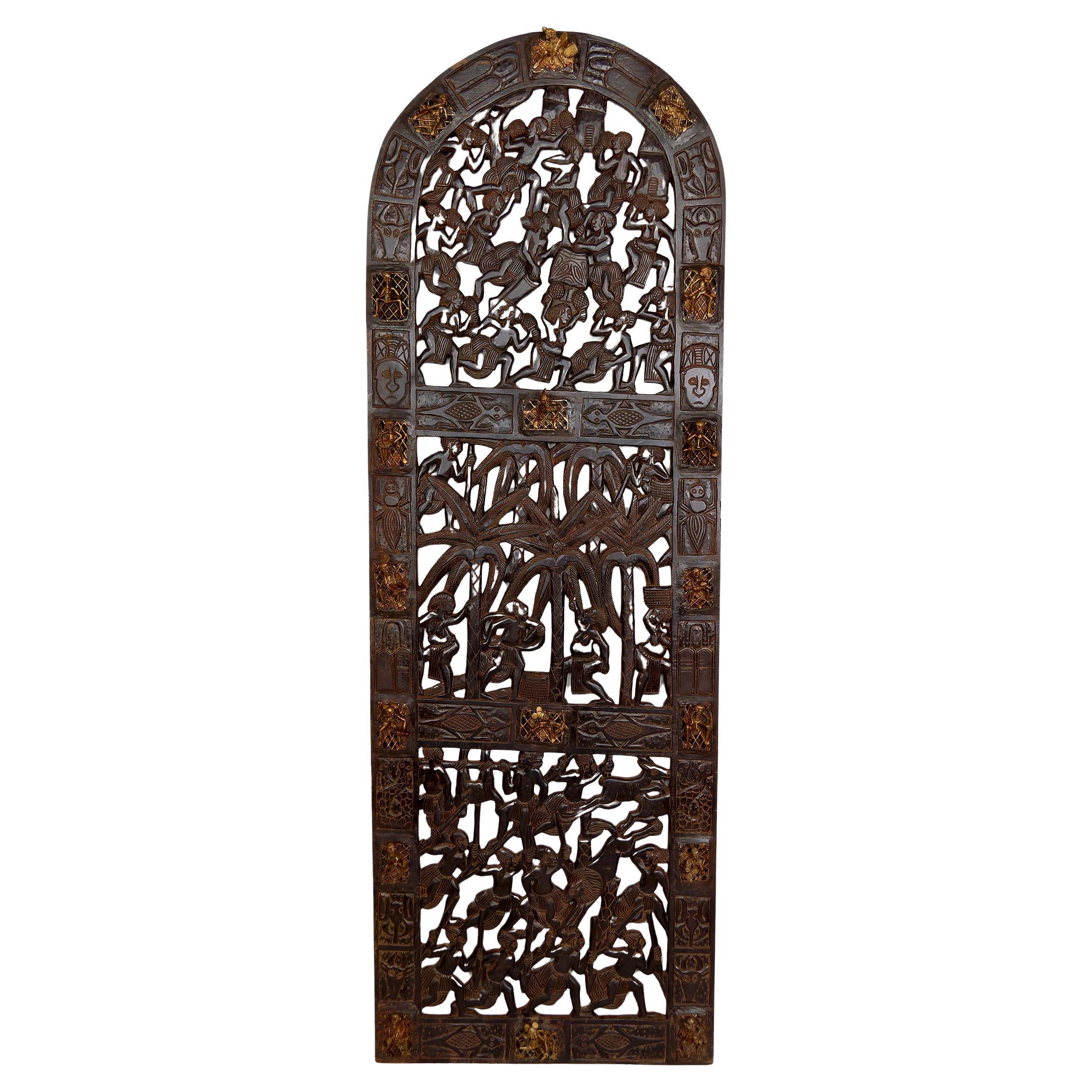 Porte africaine monoxyle sculptée et ornée de bronze, chef Bamoun, Cameroun