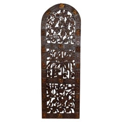 Porte africaine monoxyle sculptée et ornée de bronze, chef Bamoun, Cameroun