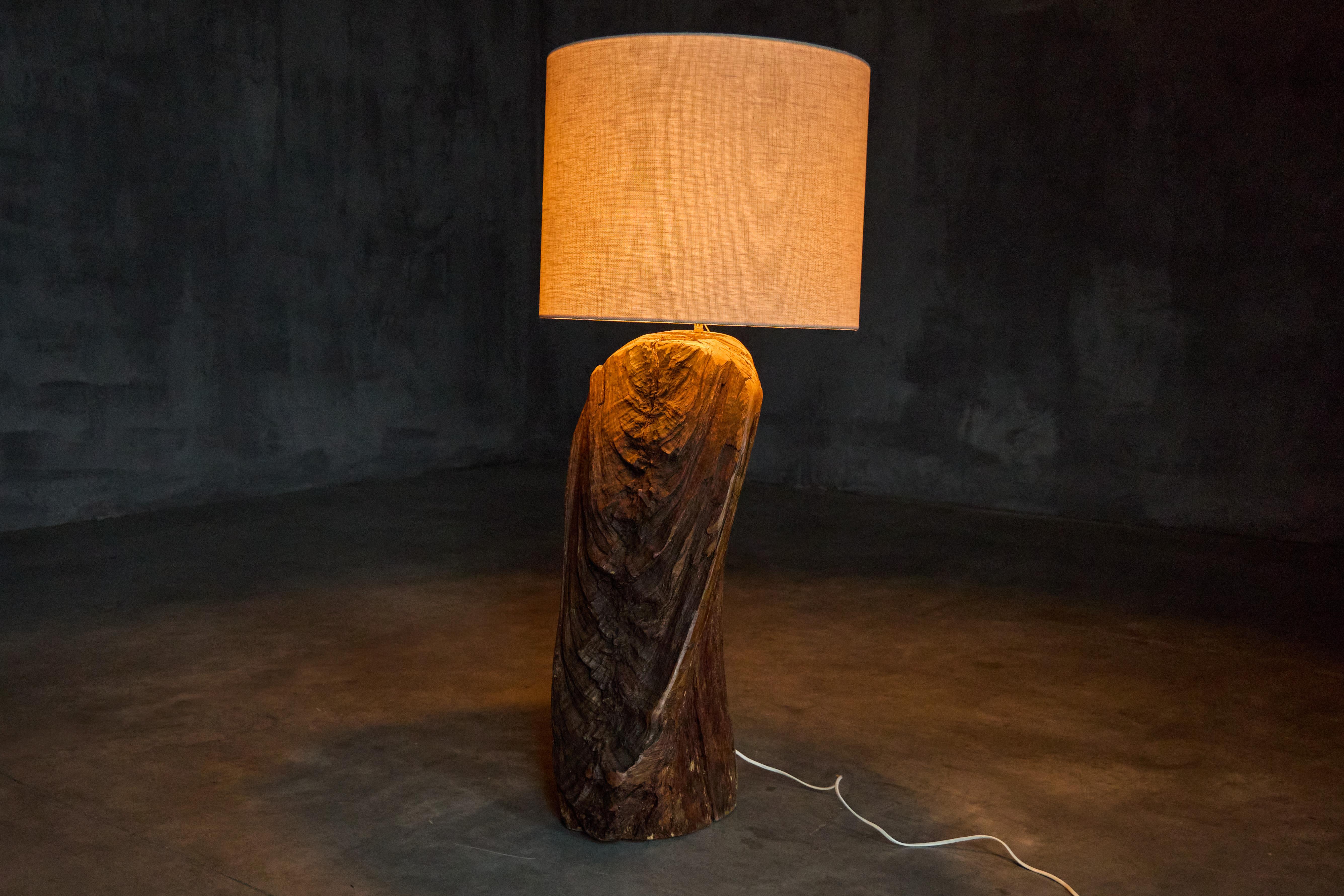 Legno Lampada da terra brutalista Monoxyle, Francia, anni '70 in vendita