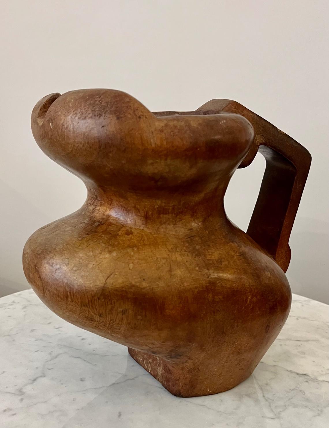 Monoxyle pitcher and its bowl in walnut.
Folk art in brutalist style 
France 
circa 1950 

Dimension : 

Jug : 
Height : 22 cm / 8,66 inch 
Depth : 24 cm / 9,44 inch 
Width : 15 cm / 5,90 inch 

Bowl : 
Height : 5 cm / 1,96 inch