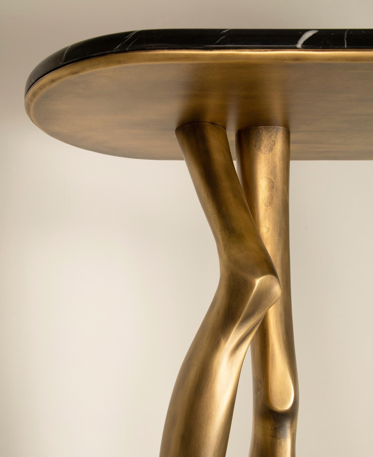 Brossé Table console Monroe avec laiton brossé oxydé et plateau en marbre Nero Marquina en vente