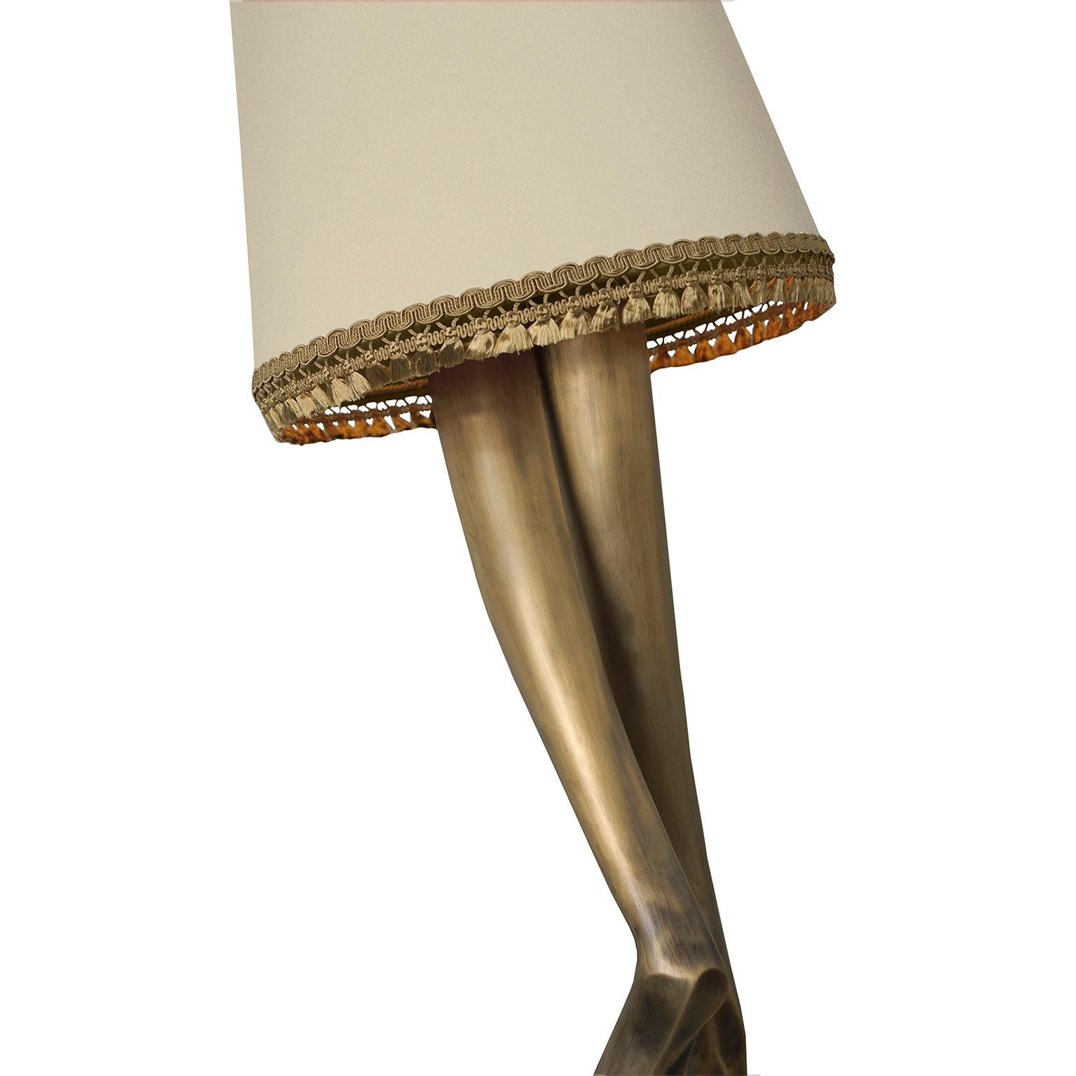 Zeitgenössische Monroe-Stehlampe, gealtertes Messingguss, Lampenschirm mit Quastenfransen (Moderne der Mitte des Jahrhunderts) im Angebot