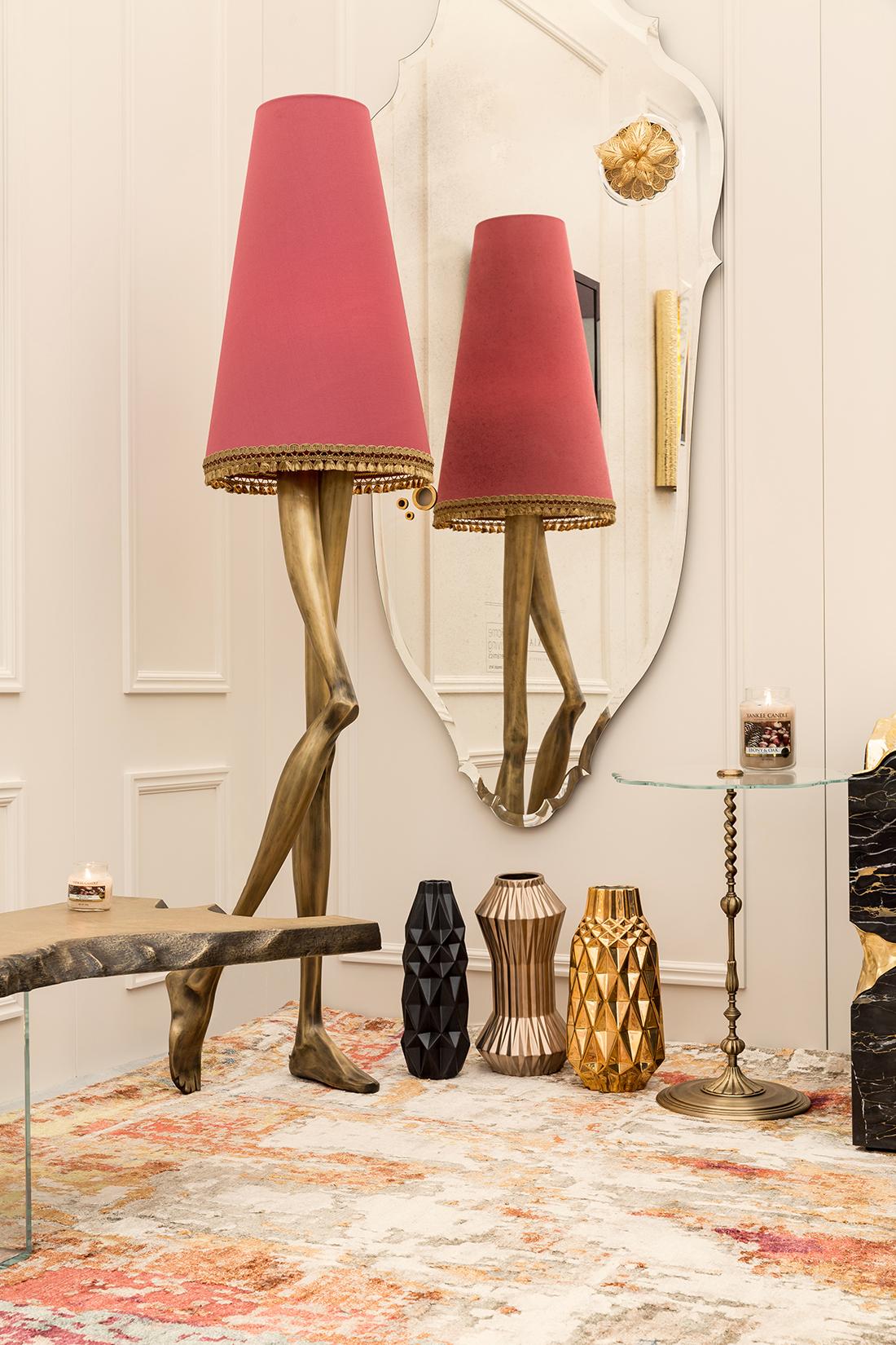Zeitgenössische Monroe-Stehlampe, gealtertes Messingguss, Lampenschirm mit Quastenfransen (Portugiesisch) im Angebot