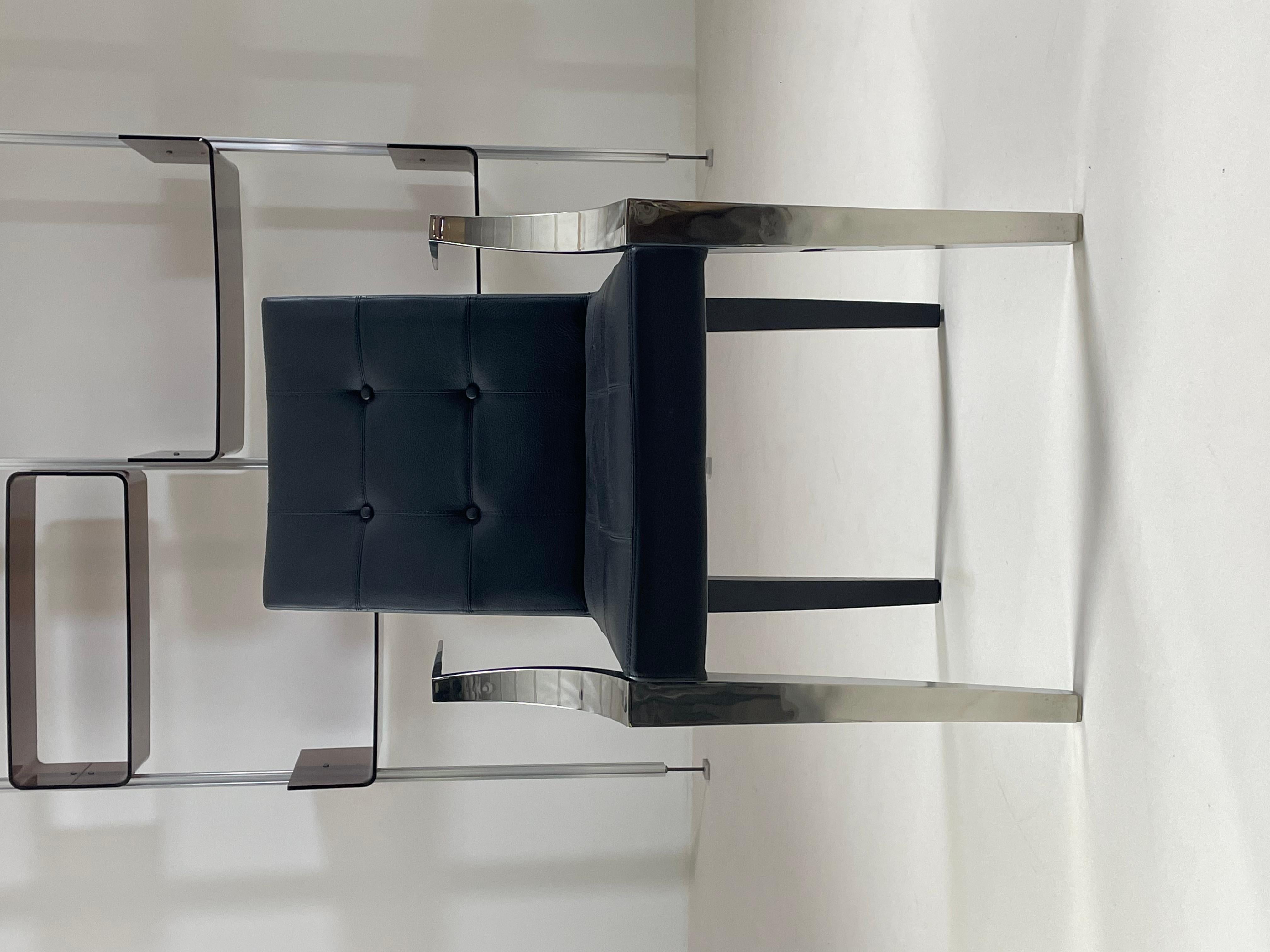 Fauteuil bridge Monseigneur par Philippe Starck et édité par Driade au début des années 2000. Ce fauteuil chic et raffiné a été conçu pour l’hôtel « le méridien » à Los Angeles. Le fauteuil allie des pieds et accoudoirs en inox et une assise en cuir