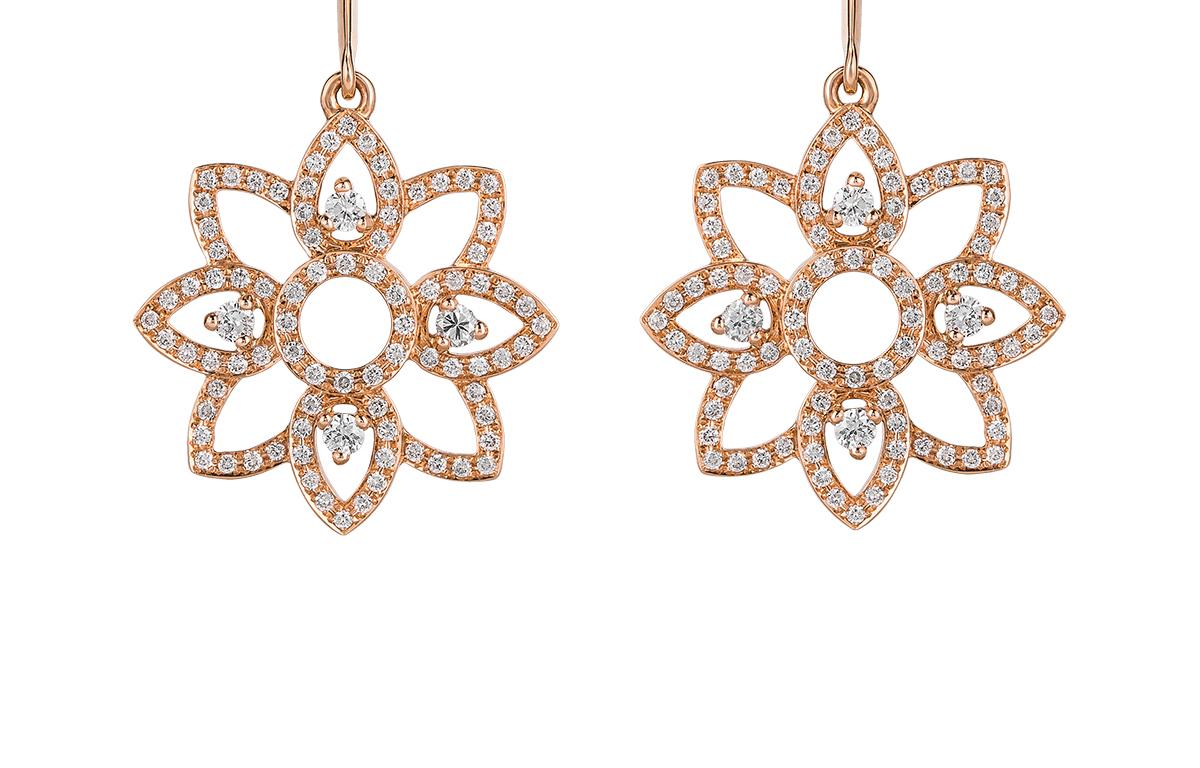 These long earrings are handcrafted from 19.2K rose gold and set with brilliant cut diamonds.
This piece is part of 'Cosmopolitan' collection by Monseo and it has been designed by Monseo and manufactured by Monseo artisans in Porto, Portugal. This