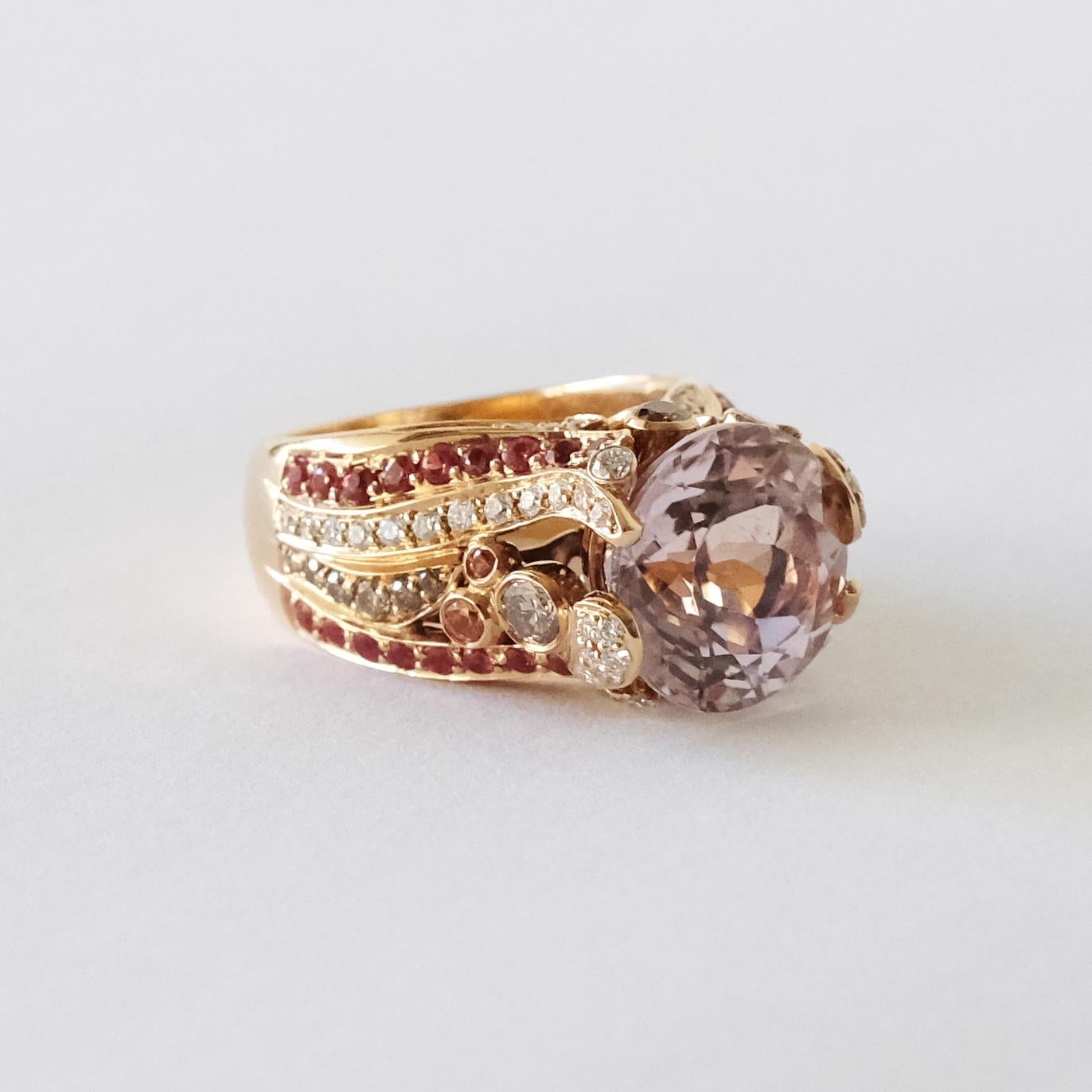 Crafted in pink 19.2K gold and set with a round kunzite, white diamonds, brown diamonds and orange sapphires, this flower cocktail ring has the perfect size and a romantic look. This piece is designed by Monseo and manufactured by Monseo artisans in