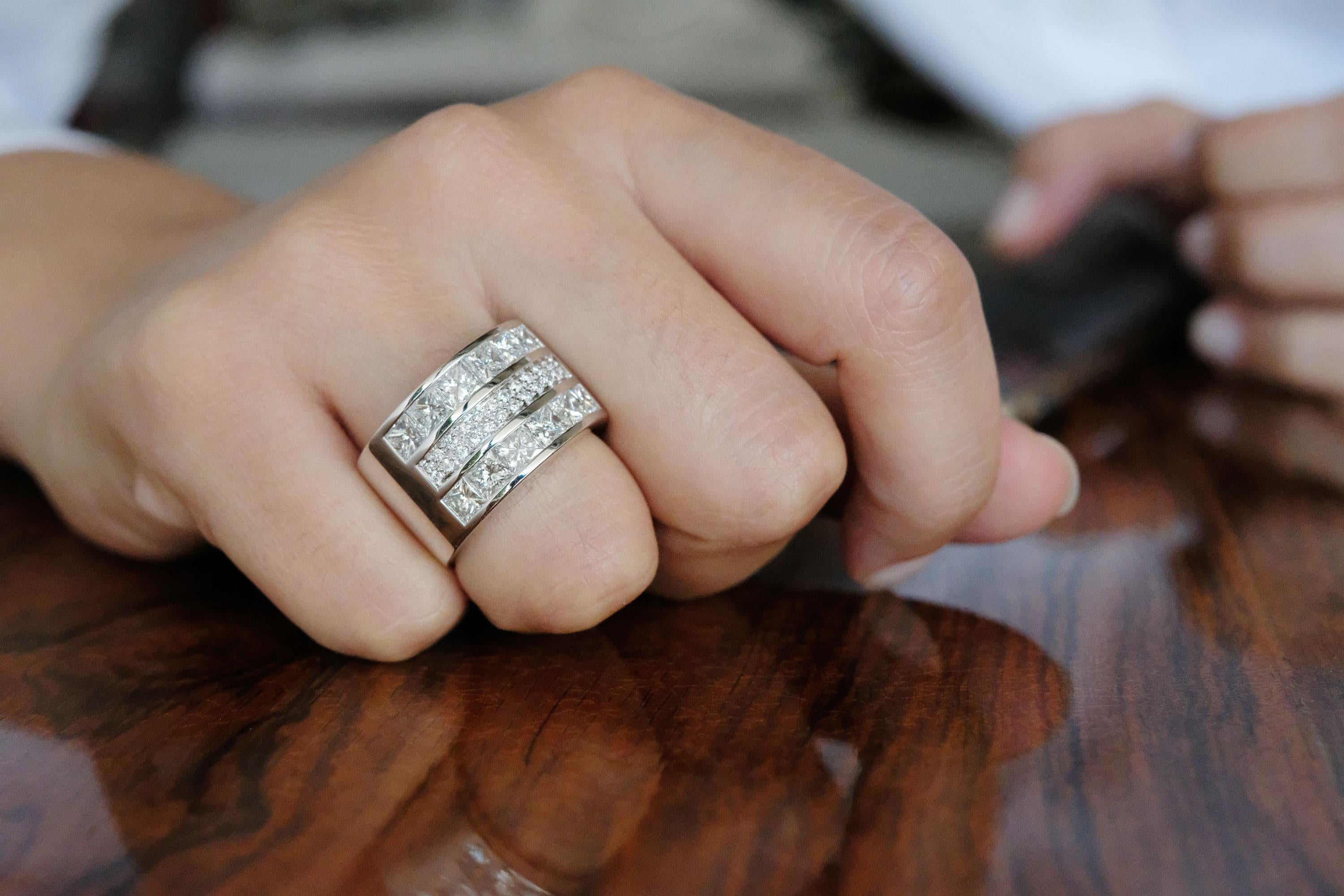 19,2 Kt. white gold ring with 24 brilliant cut diamonds with 0,21 ct and 12 princess cut diamonds with 3,83 ct . Diamonds Color G -Clarity VVS1. Total weight of the diamonds: 4,04 carats

For its XL size, the modern and minimal accent and for having