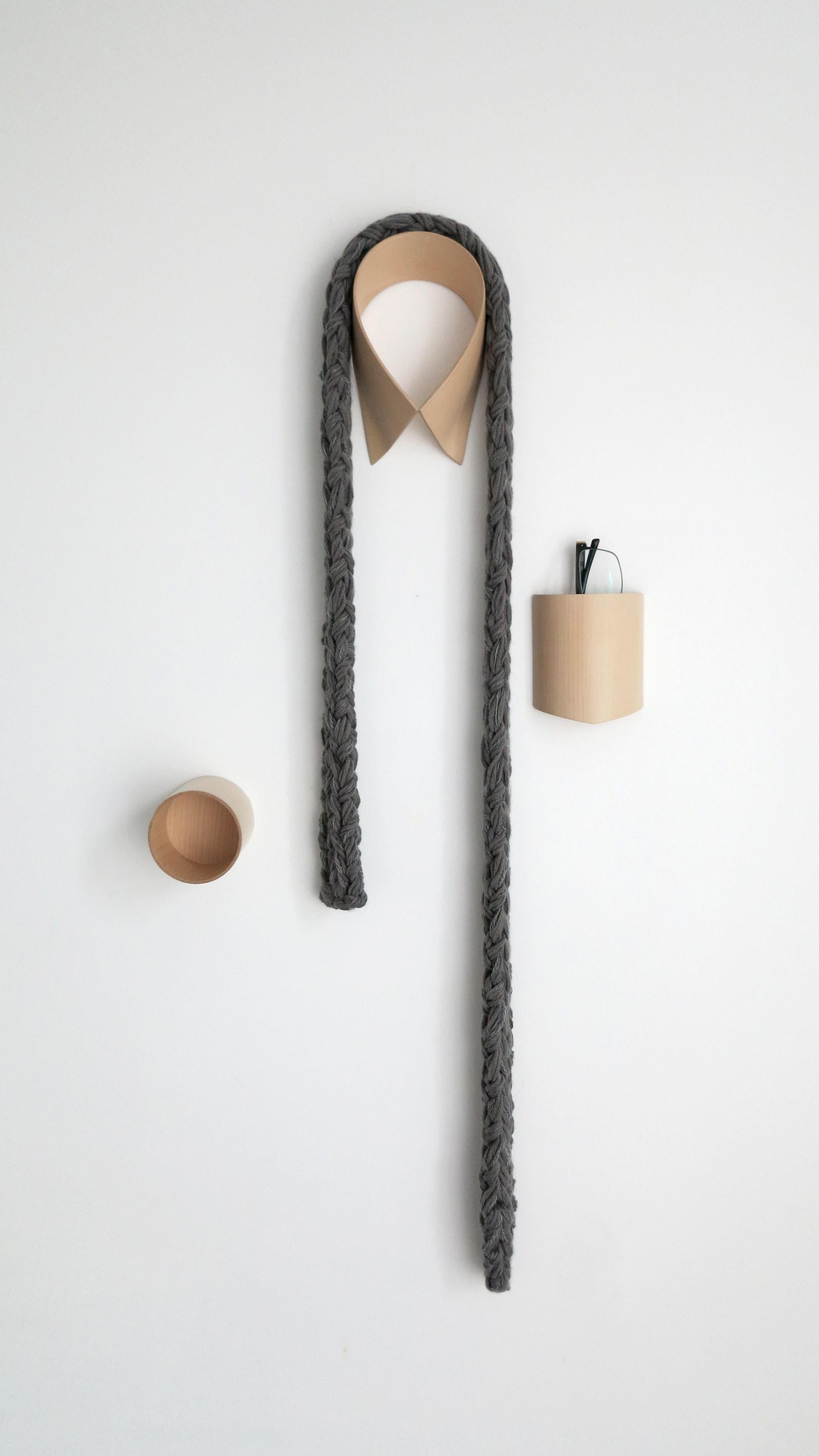Utilizados individualmente o todos a la vez, el Conjunto de Maniquí Monsieur DressUp - Cuello, Puño y Bolsillo puede llevar tu chaqueta, bufanda y accesorios con estilo, añadiendo personalidad a cualquier espacio. Desviste y vuelve a vestir al