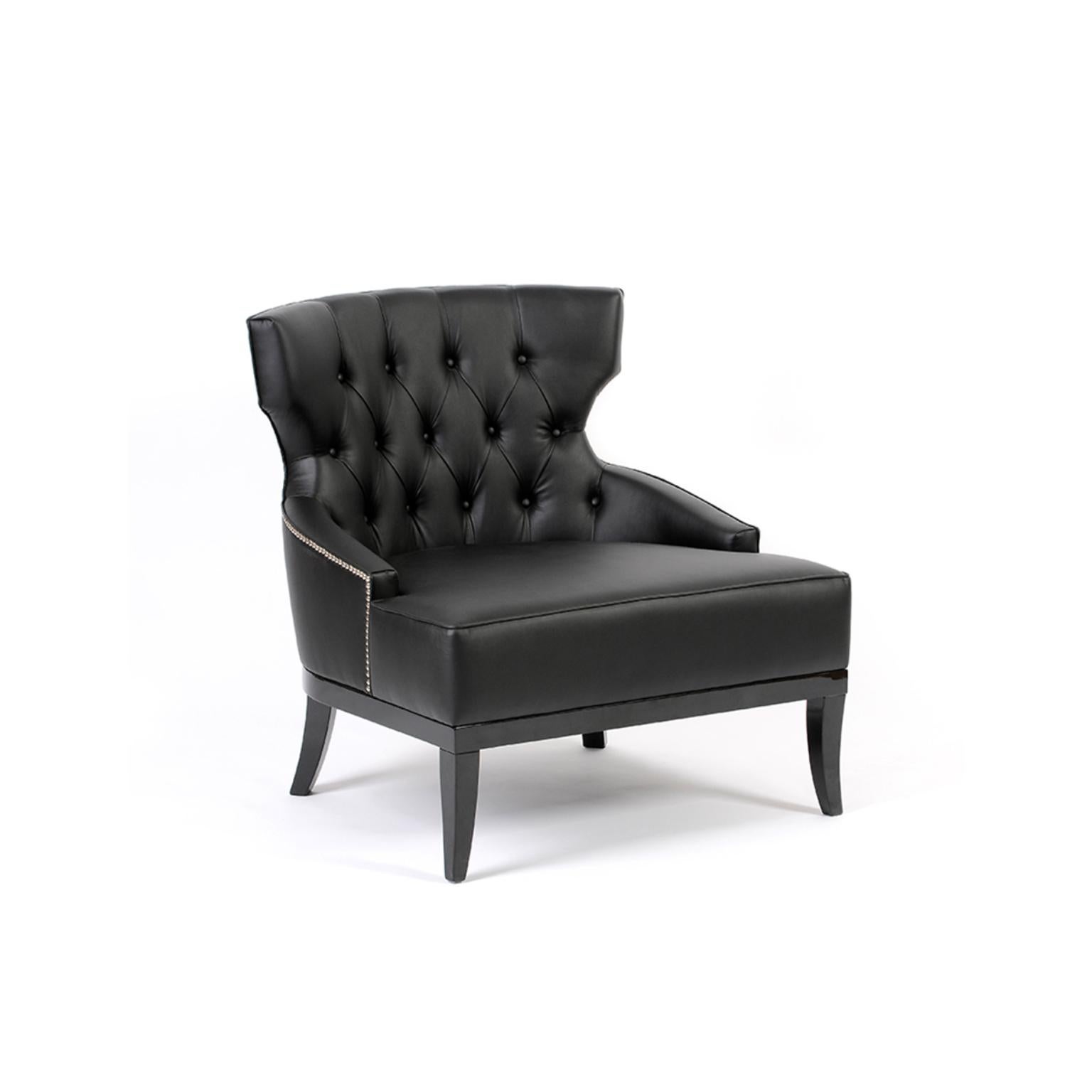 Sillón Monsieur T by Munna
Dimensiones: P 78 x An 78 x Al 80 cm. SH: 43 cm.
Materiales: Madera maciza, espuma, níquel y cuero.
Acabado: Cuero, ref. Negro, L06, patas lacadas en negro brillante y clavos de tapicería niquelados. 

Disponible en todos