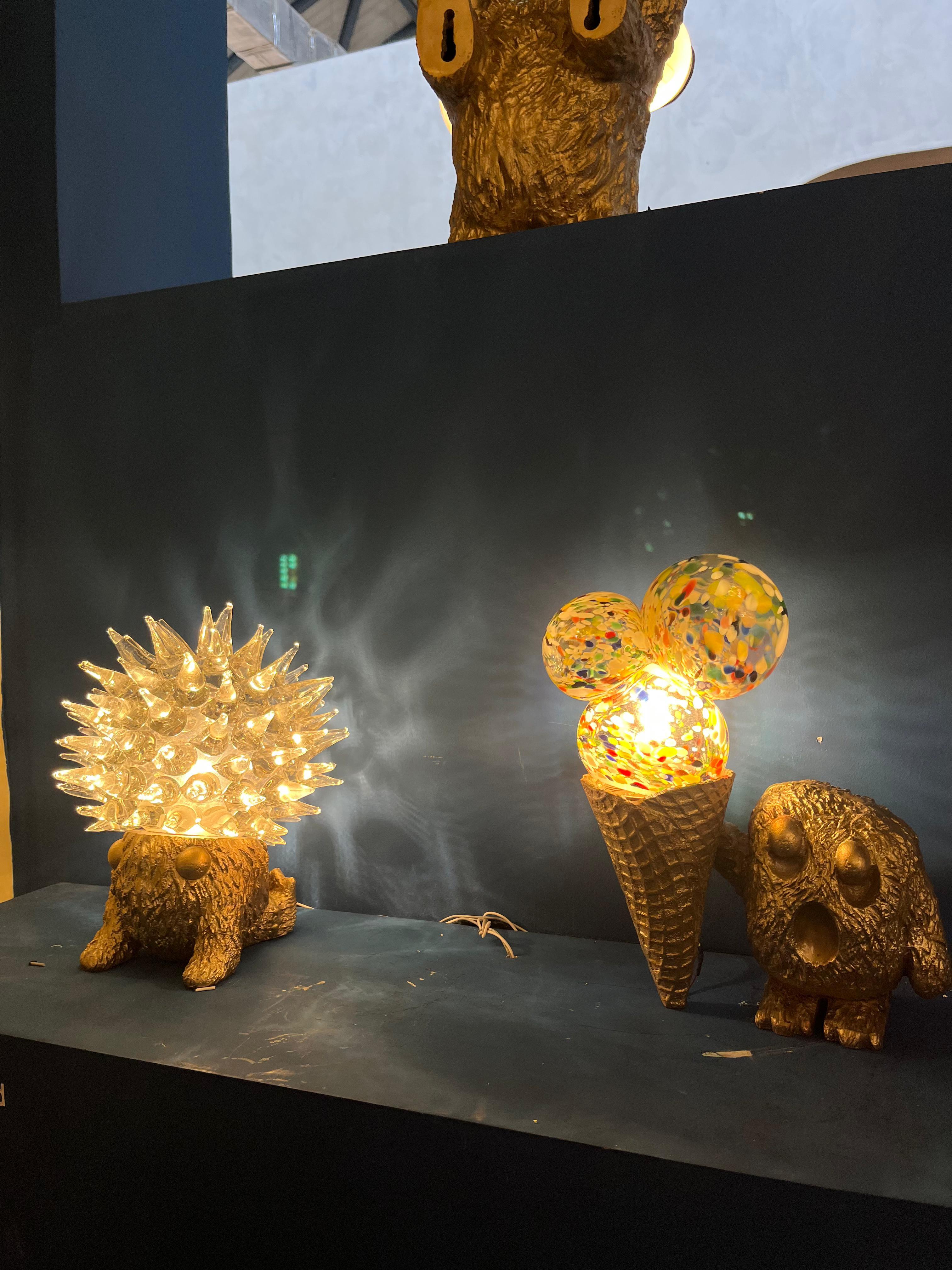XXIe siècle et contemporain Binty Monster avec globe à crème glacée en verre soufflé à la main et laiton texturé en vente