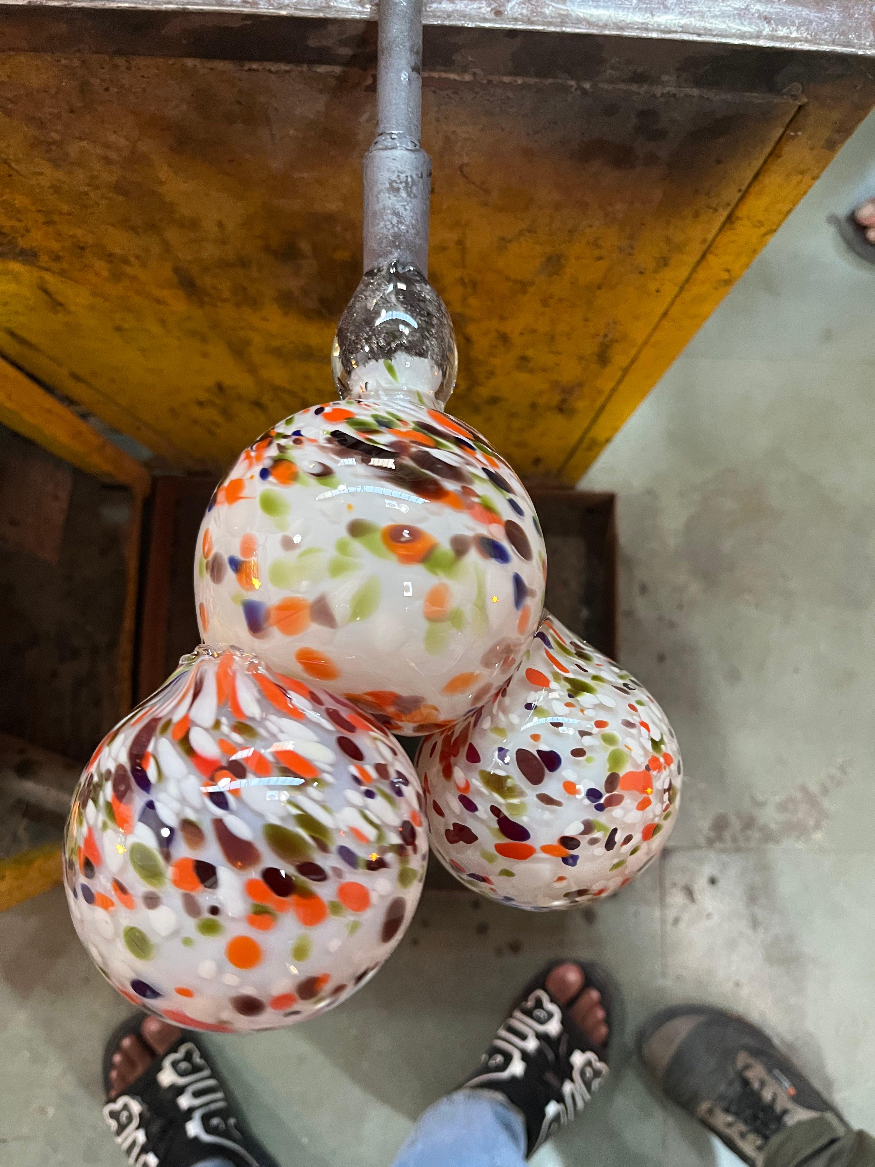 Laiton Binty Monster avec globe à crème glacée en verre soufflé à la main et laiton texturé en vente
