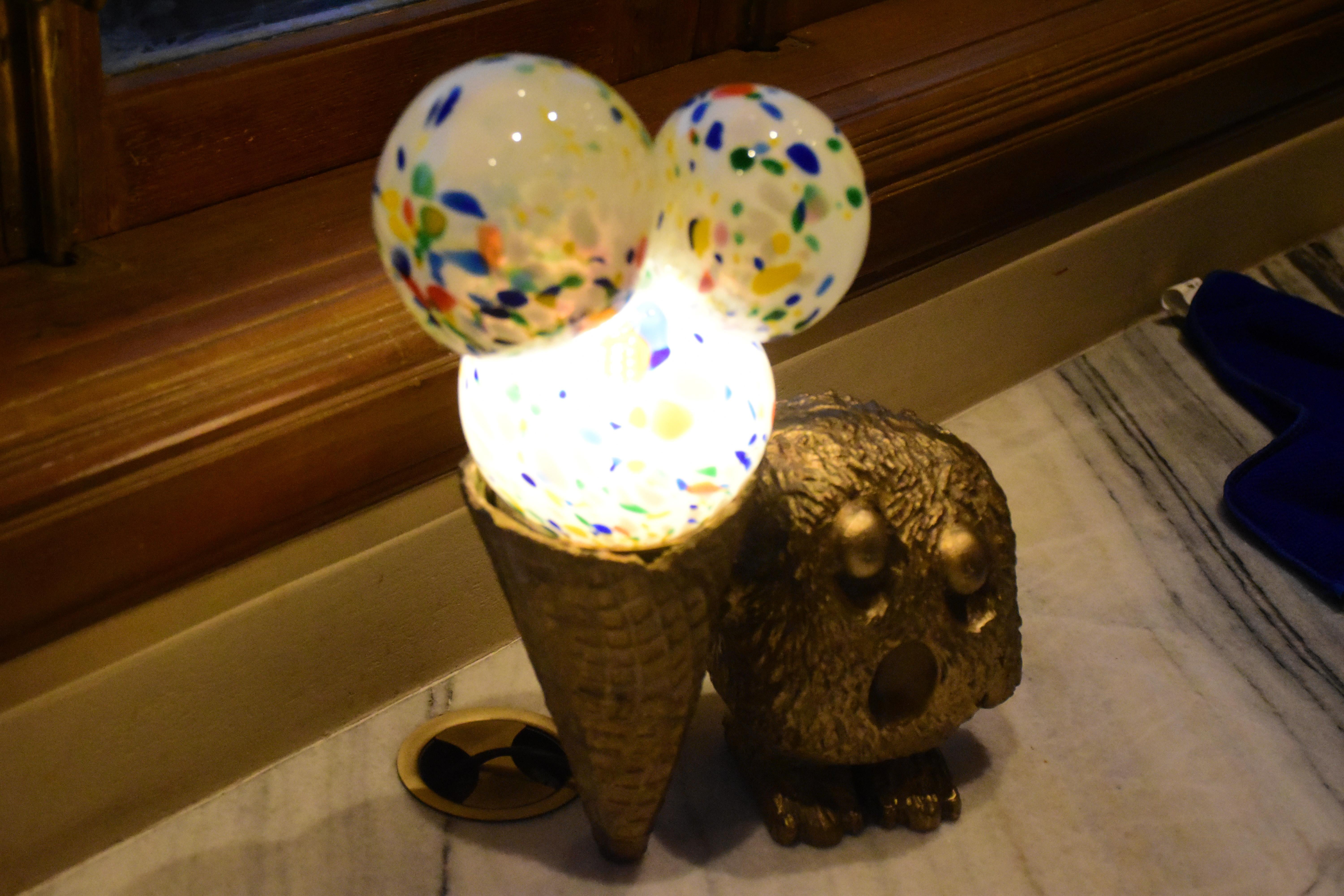 Binty Monster avec globe à crème glacée en verre soufflé à la main et laiton texturé en vente 1