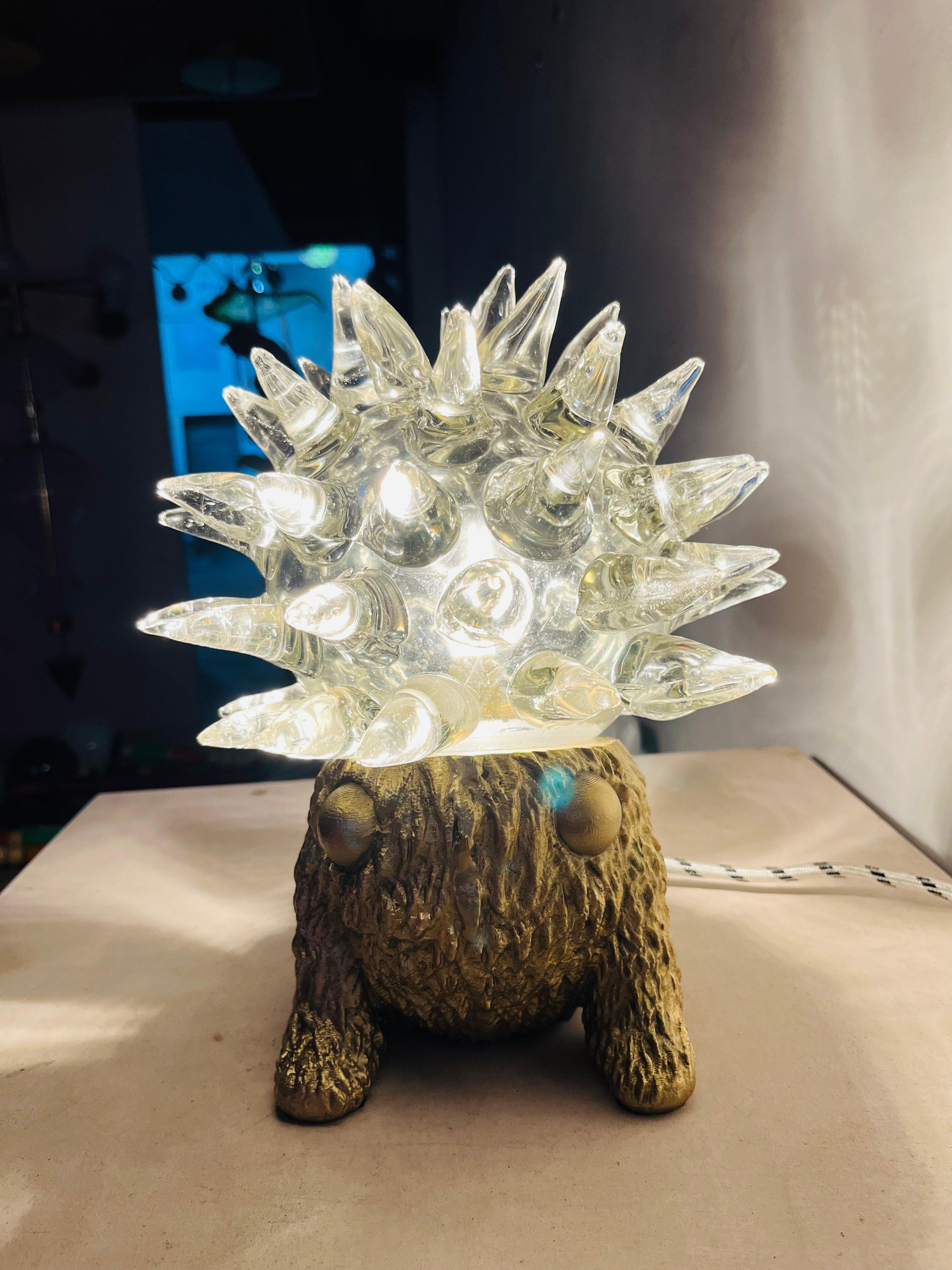 Indien Gattooffer Monster avec pointes en verre soufflé à la main et laiton texturé en vente