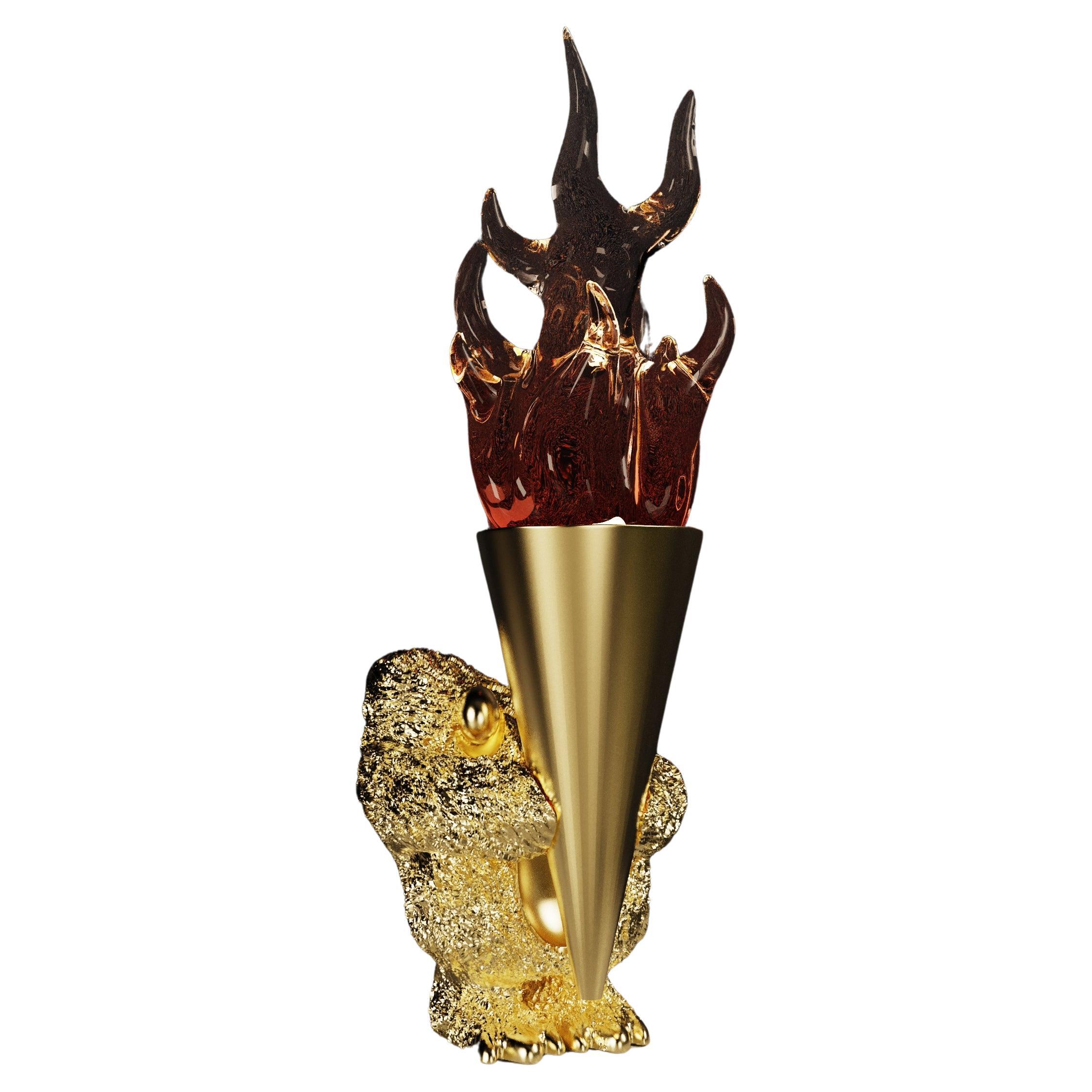 Guards Monster avec torche de feu en verre soufflé à la main et laiton texturé