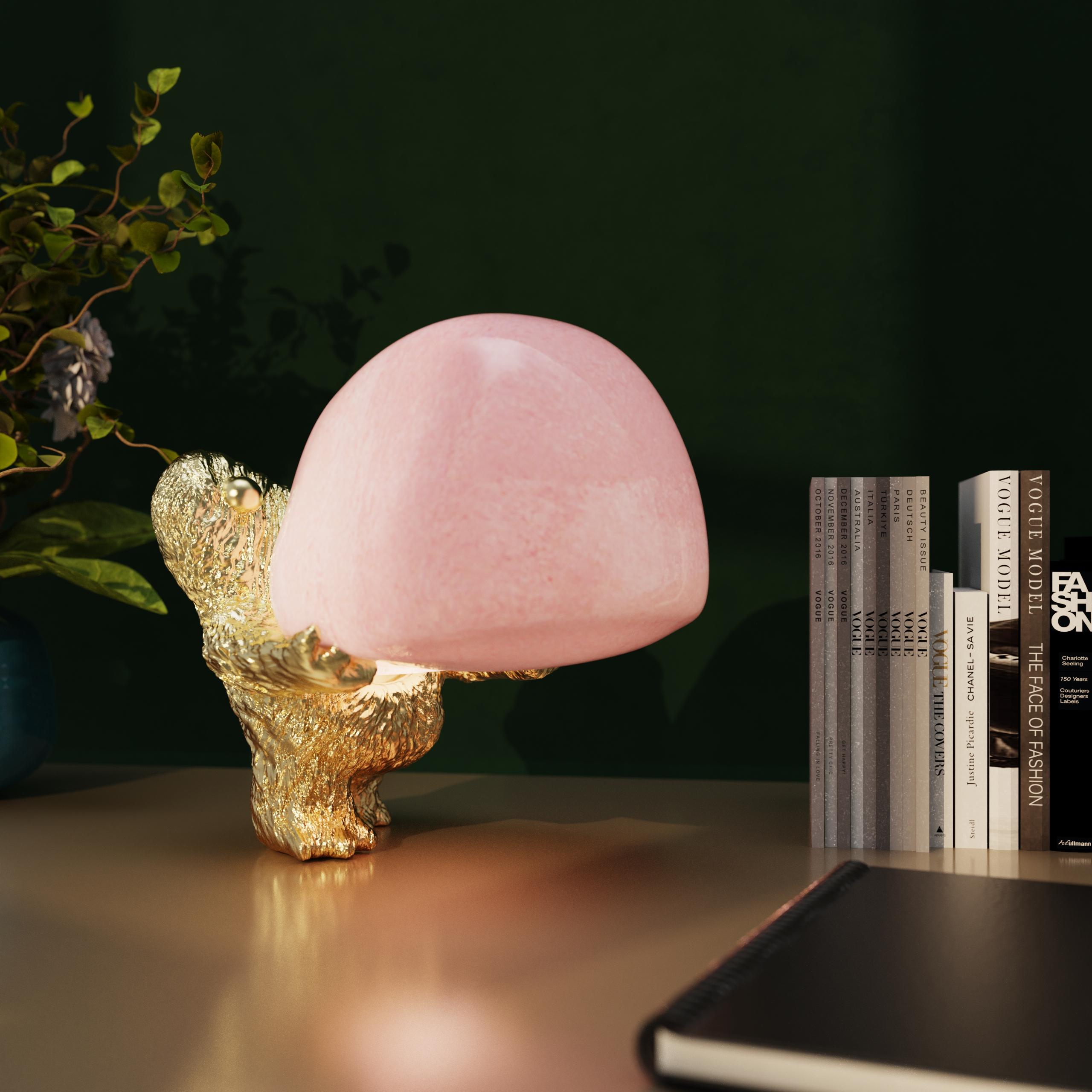 Indien Gum Monster avec bulles de verre soufflé à la main rose et laiton texturé en vente